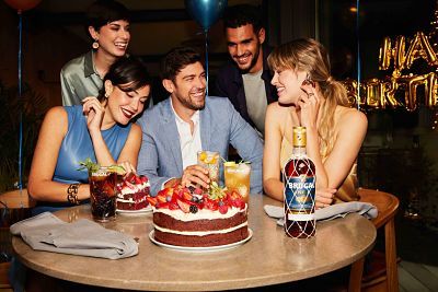 Los españoles prefieren a sus amigos antes que a su pareja o a su familia