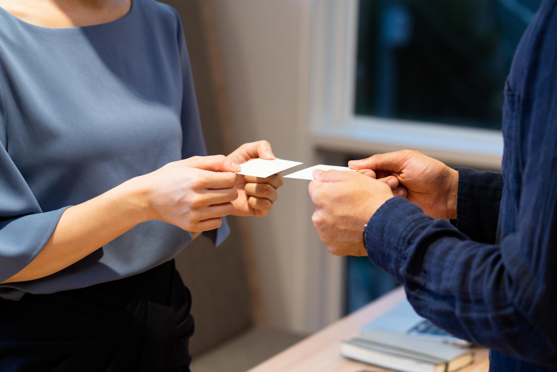 ¿Cómo renovar la tarjeta comunitaria en Barcelona?, con el asesoramiento de Ramírez & Asociados