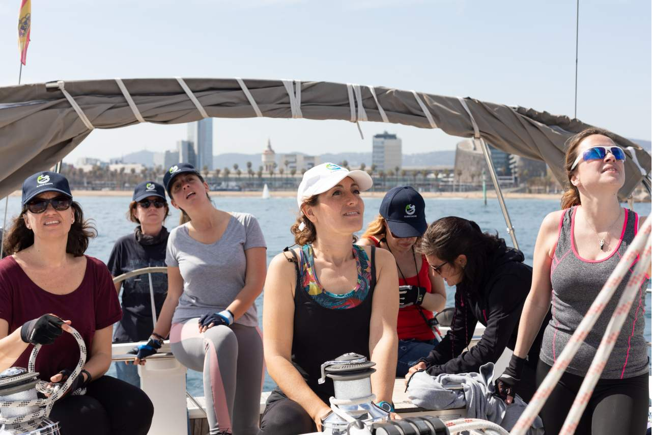 La empresa Alamar Sailing ofrece sus servicios para aprender a navegar a vela