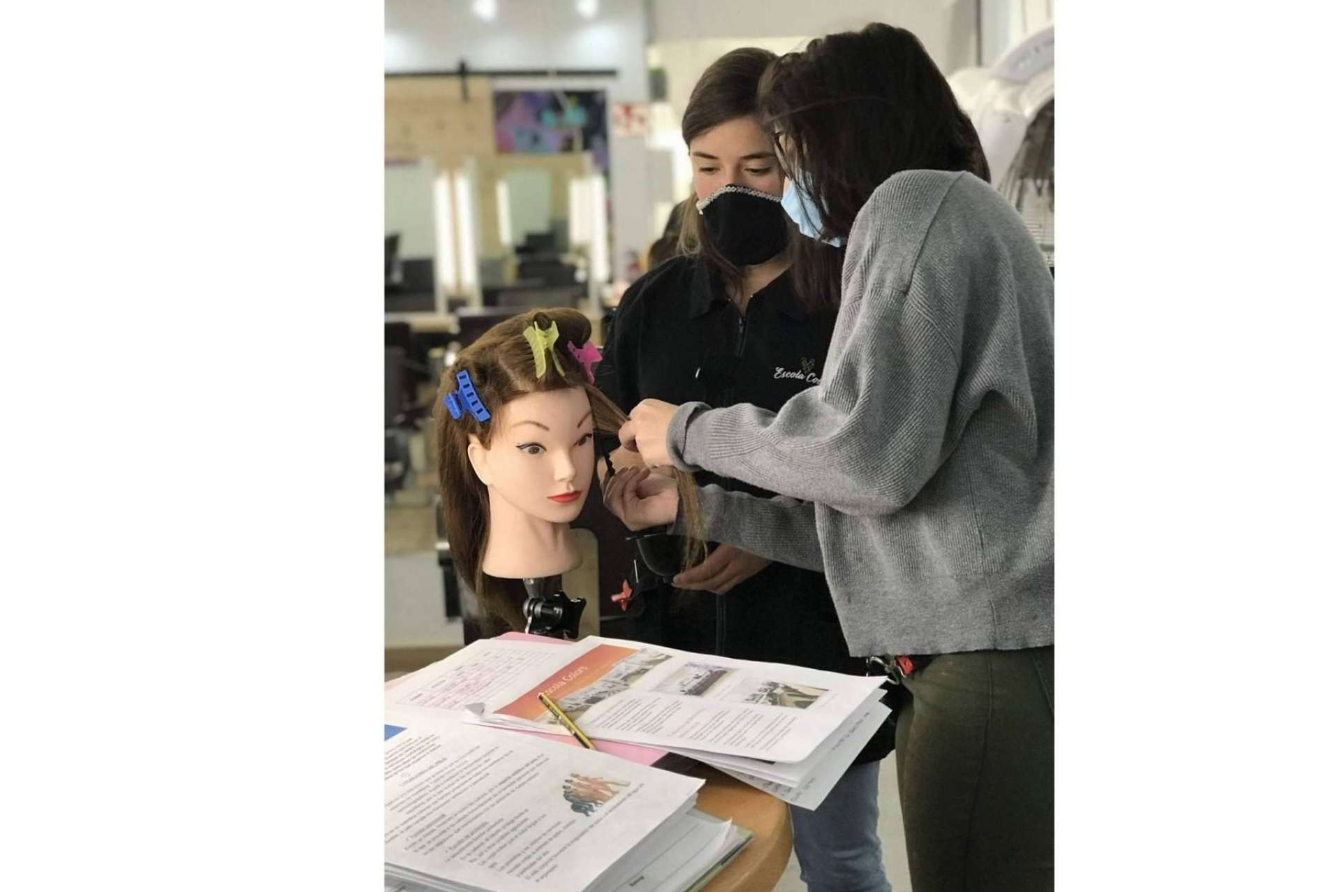 Academia Colors destaca por la calidad de sus cursos FP de peluquería en Barcelona