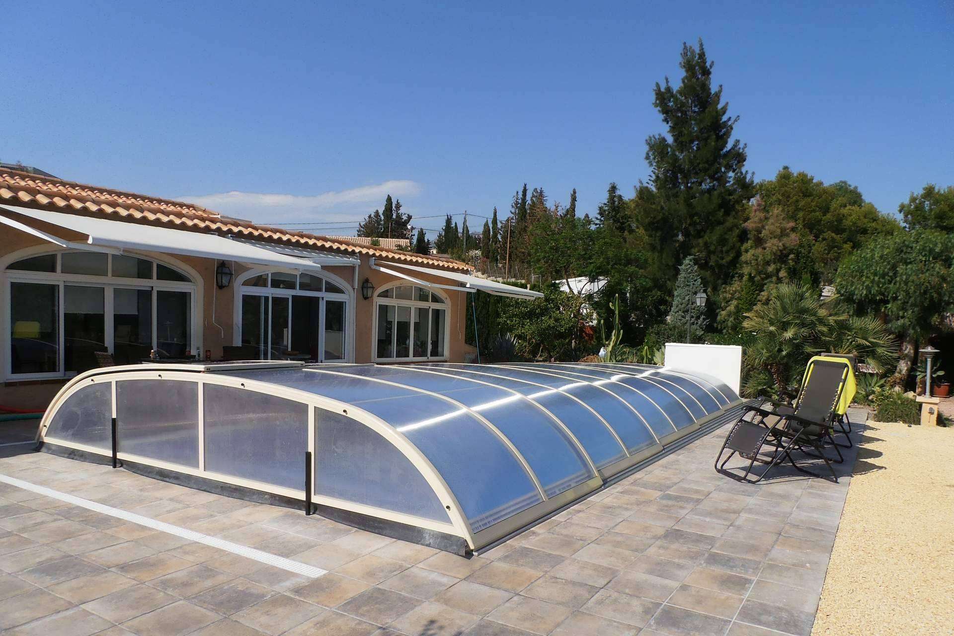Las cubiertas adaptables COVERTTO protegen las piscinas todo el año