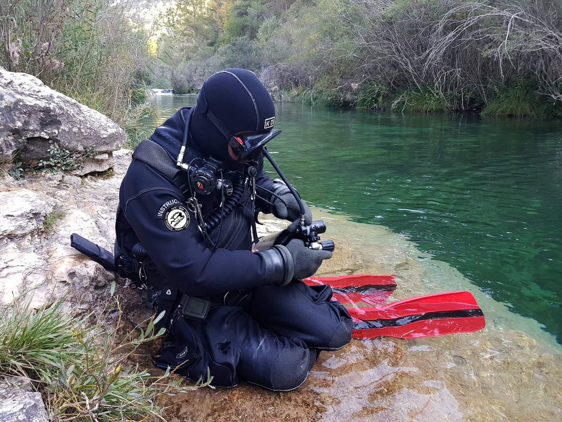 ¿Por qué escoger la academia Dark Sidemount para practicar buceo en cuevas?