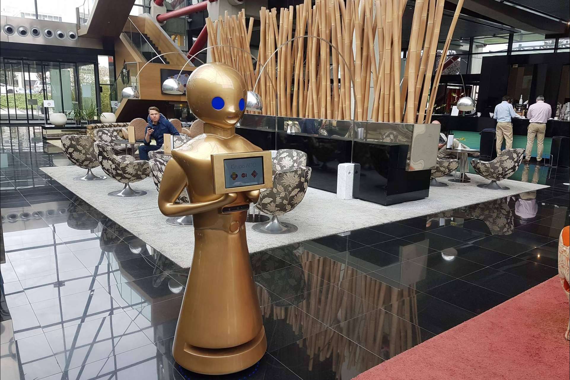 Futura Vive ha desarrollado un robot recepcionista que recibe los huéspedes del hotel