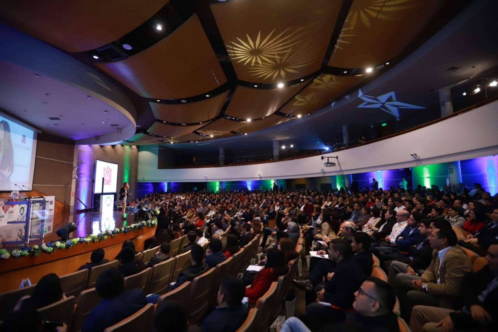 Ejercicios para hablar en público, por Mónica Galán Bravo, experta en comunicación verbal y no verbal