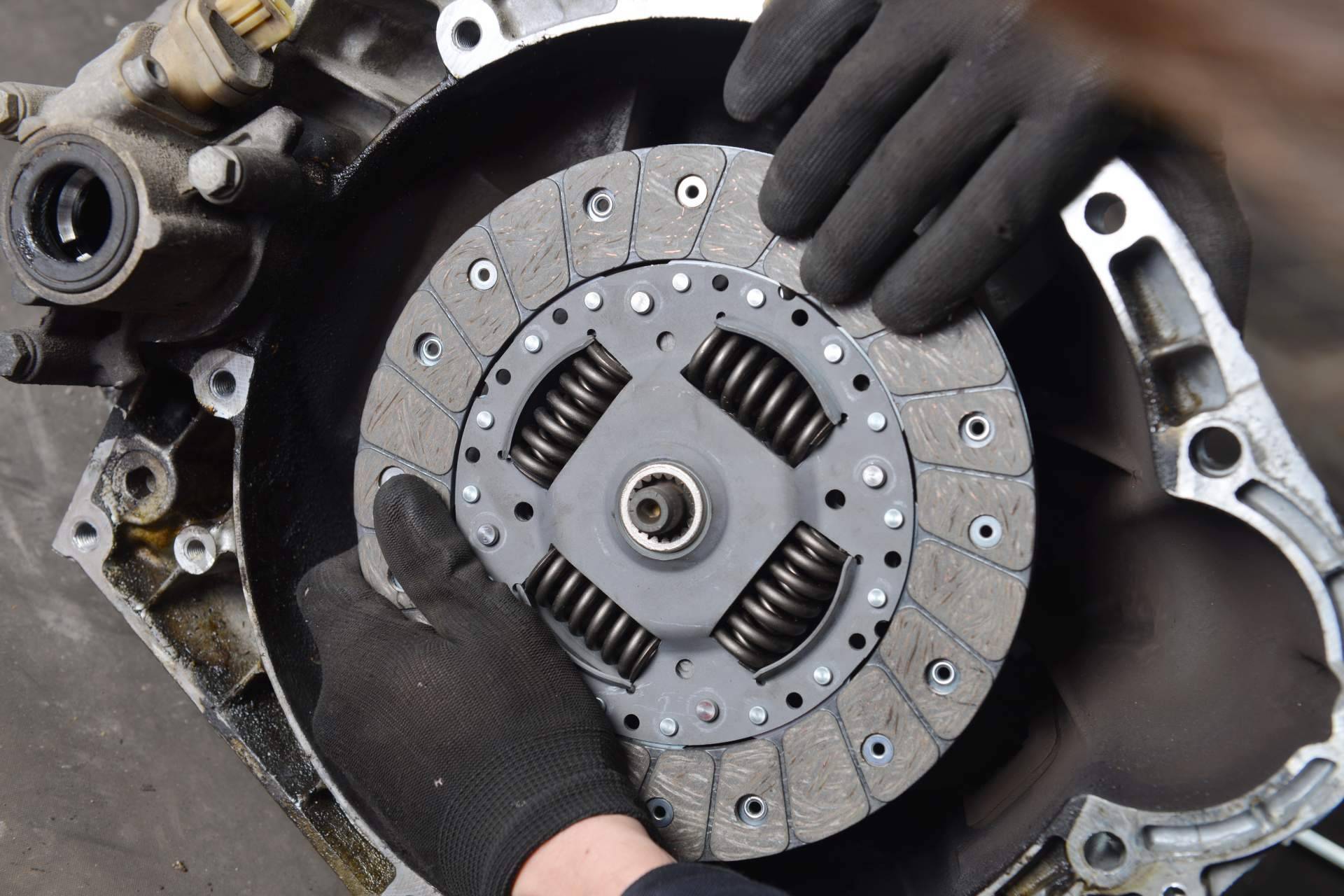 Cambiar o reparar el embrague del coche en Barcelona en taller especializado Cambio de Embrague