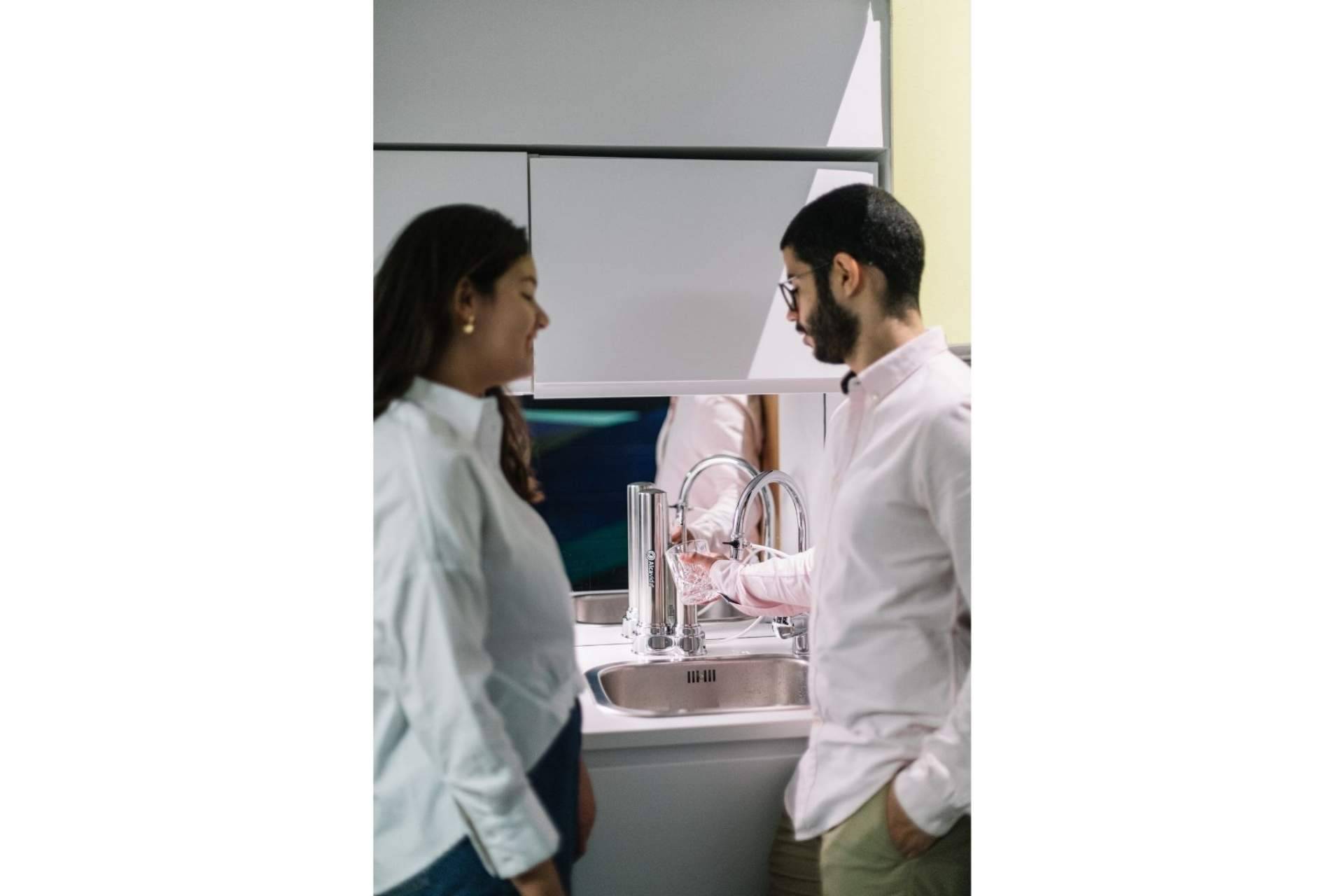 El filtro ionizador para el grifo ofrecido por Alcavida es importante para la salud