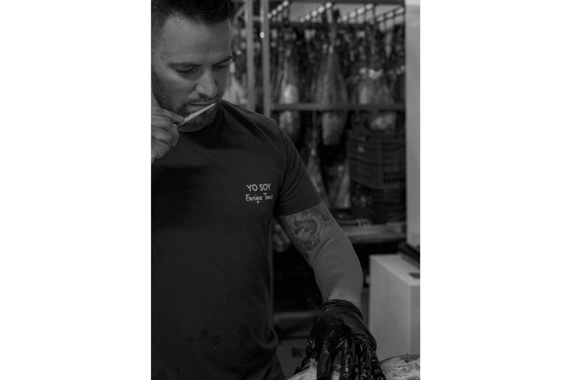 Enrique Tomás ofrece jamón de bellota ibérico de calidad