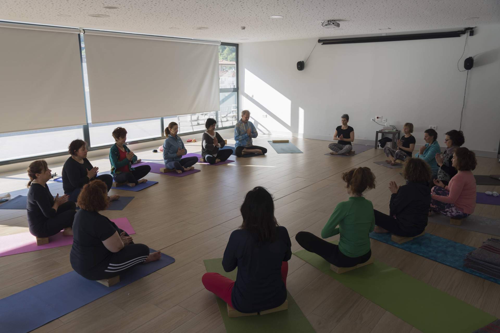 Clases de yoga para mejorar el estado físico: centro Yoga Albahaca
