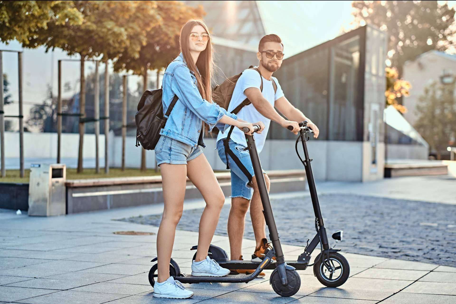 Pasear con patinetes eléctricos en verano por Barcelona con LYNX