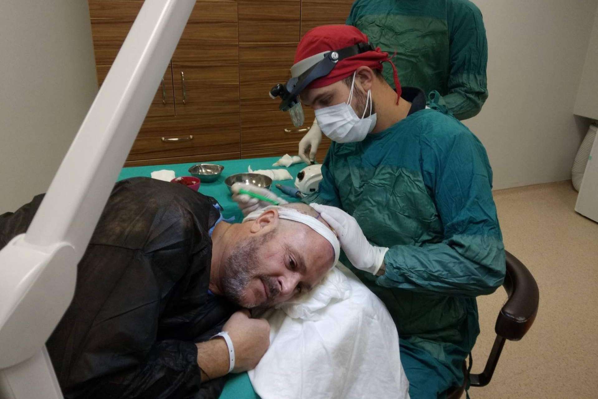 El injerto capilar Turquía todo incluido realizado por FUE Hair Transplant System
