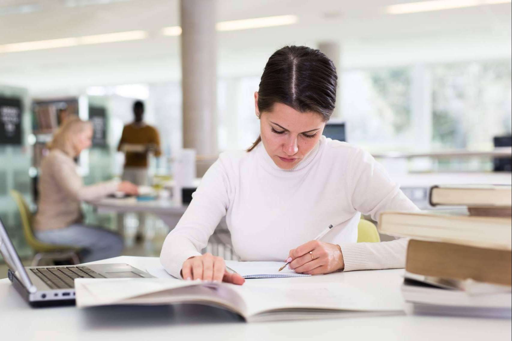 Ayuda Universitaria Cum Laude, la academia online que contribuye a elaborar el TFG