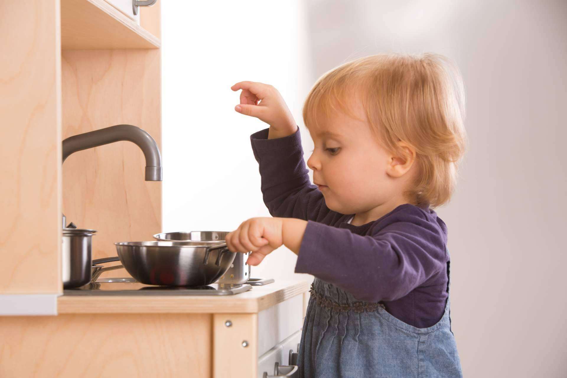Jugar para crecer: juguetes de madera de exterior seguros para niños felices de Rosa Roca