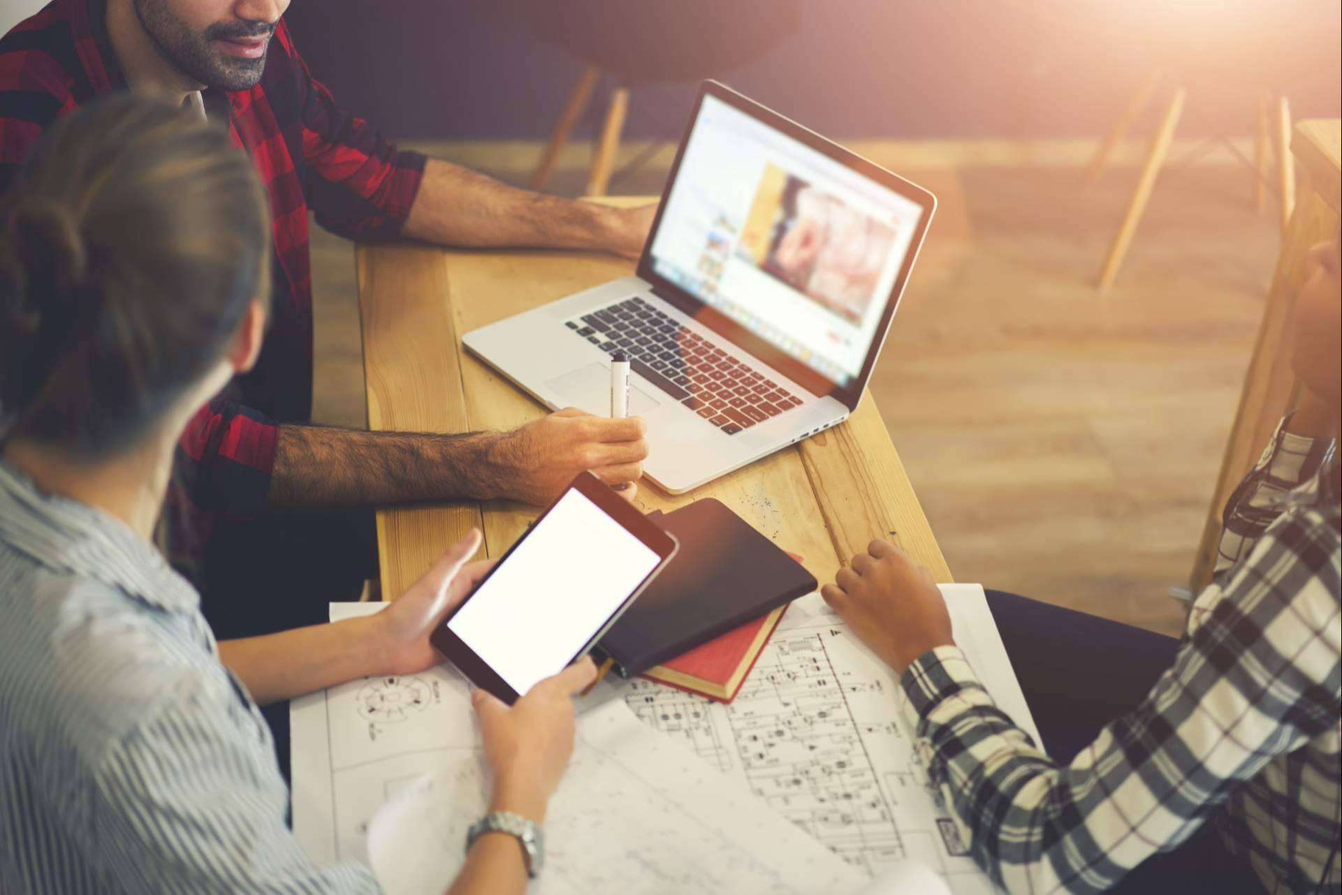 Las ventajas de trabajar desde una laptop y vivir de Internet con Ofertas777