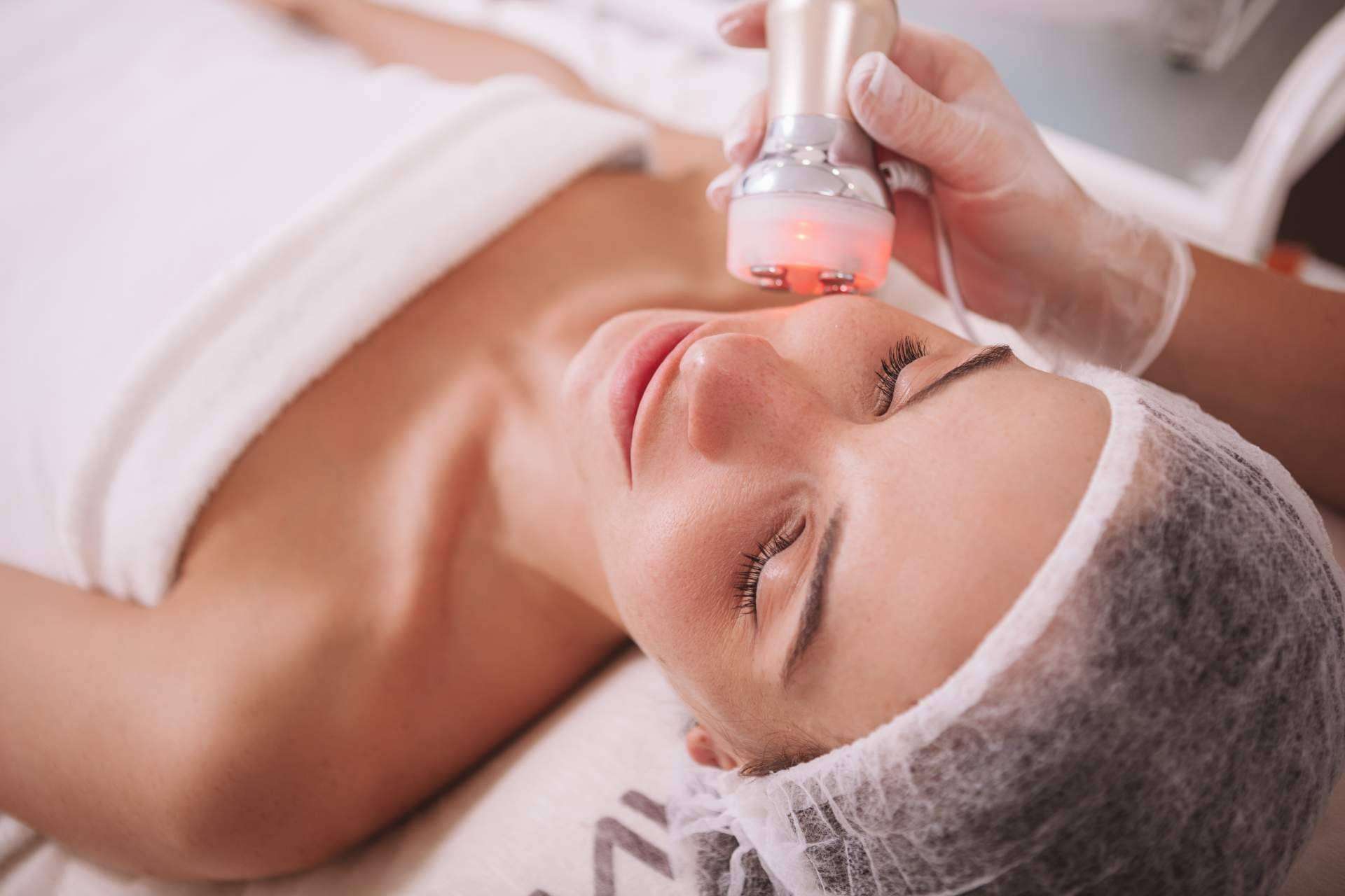 La radiofrecuencia facial es considerada uno de los mejores métodos no invasivos para rejuvenecer la piel