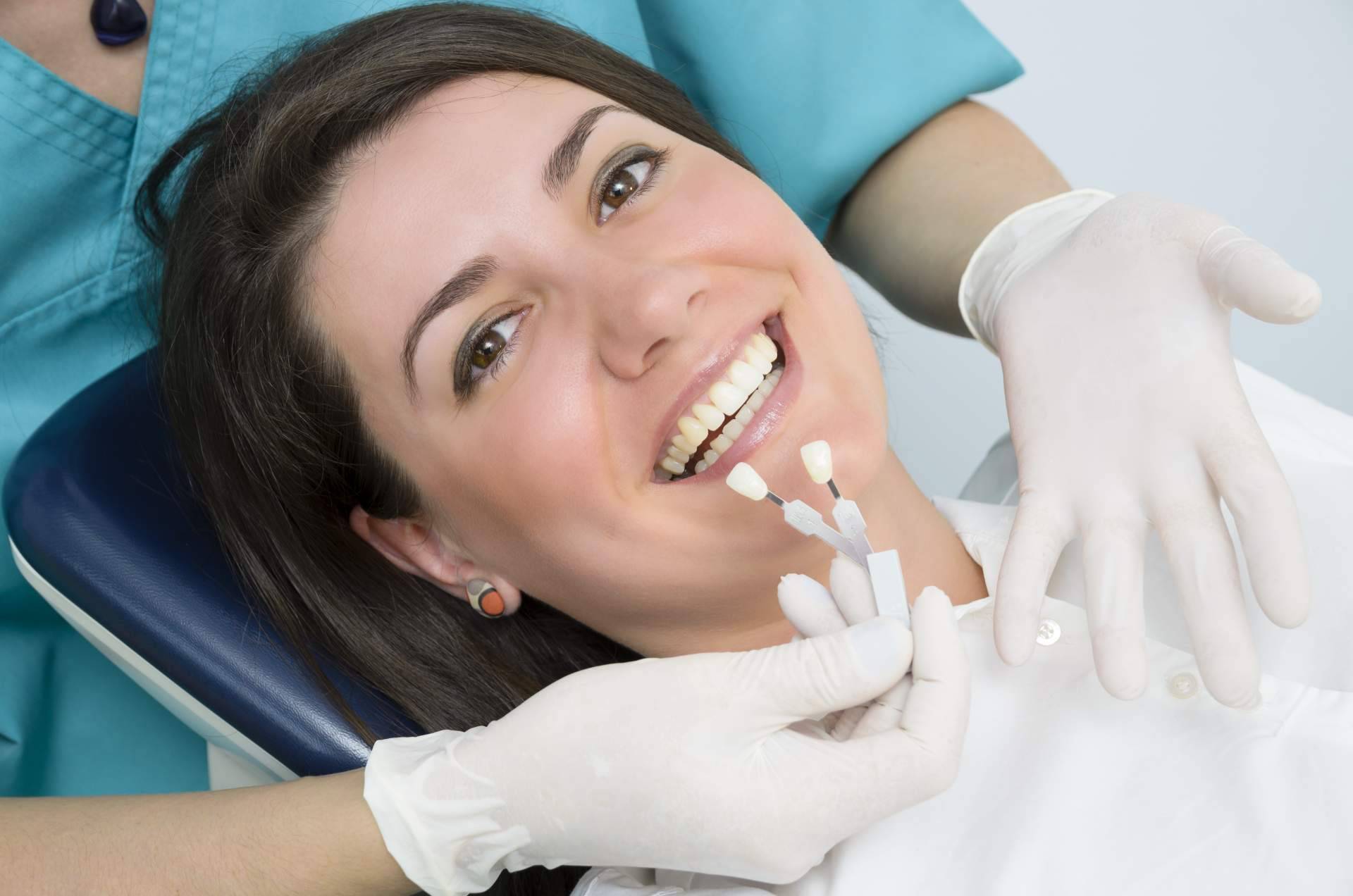 Cómo seleccionar a un especialista en implantes dentales, según Ahora La Pobla de Vallbona