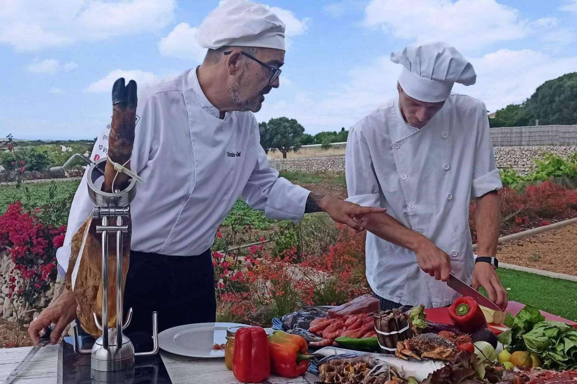 Tomás Cheff: uno de los más destacados por su catering y paellas para grupos en Menorca