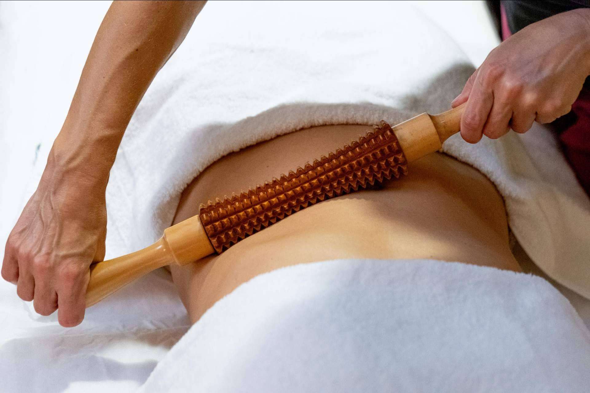 Reafirmar y modelar la figura con la maderoterapia, disponible en Crina Rus Beauty Center