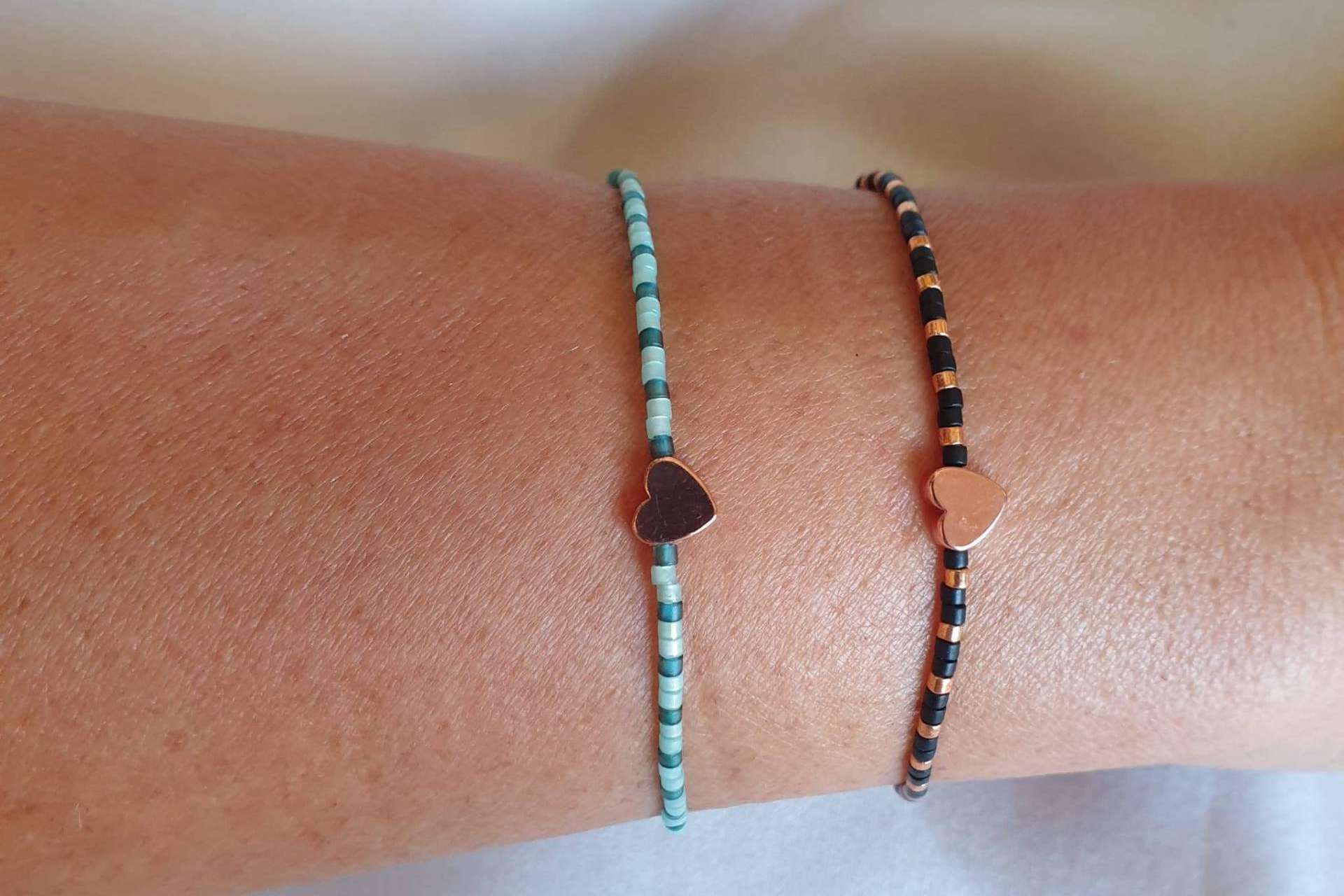 Las pulseras de cristal de colores de Dkary combinan con cualquier outfit