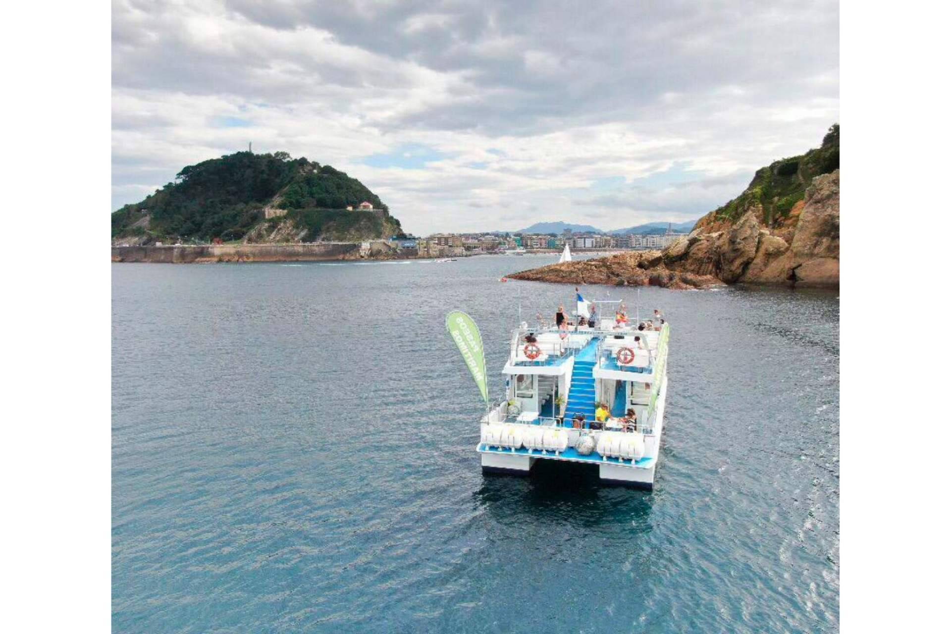 ¿Cómo disfrutar de un paseo turístico por la costa y la bahía de San Sebastián?: catamarán Ciudad San Sebastián