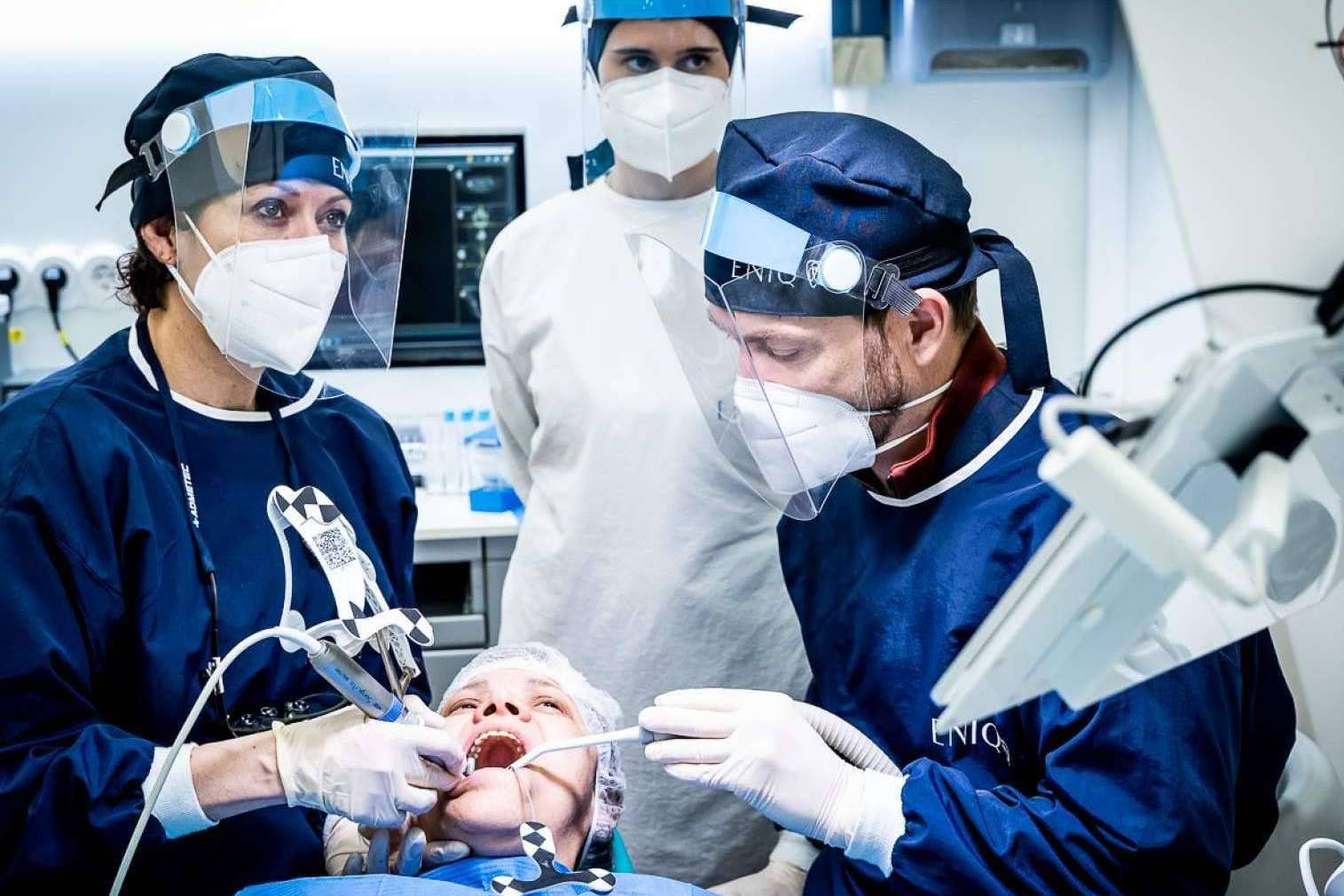 Implantes dentales con cirugía de navegación dinámica, tratamiento avanzado en la Clínica Eniq