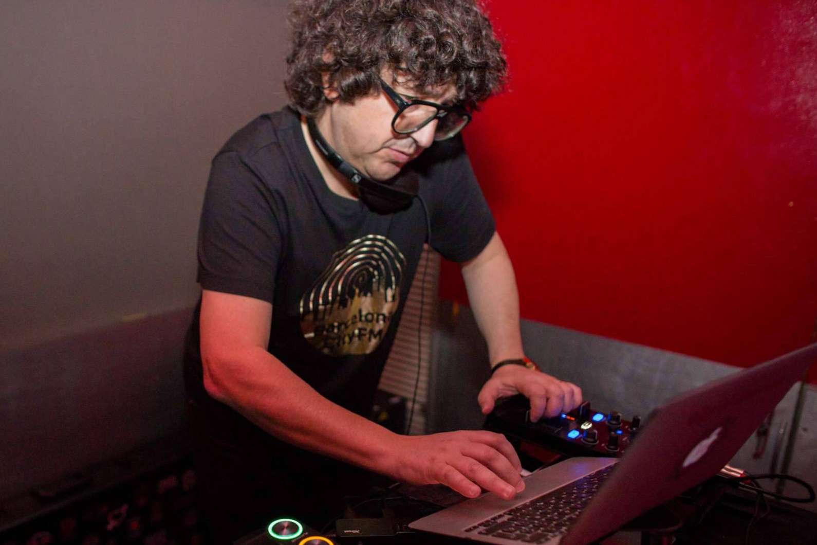 La emisora de radio online que ofrece música electrónica las 24 horas del día: Barcelona City FM
