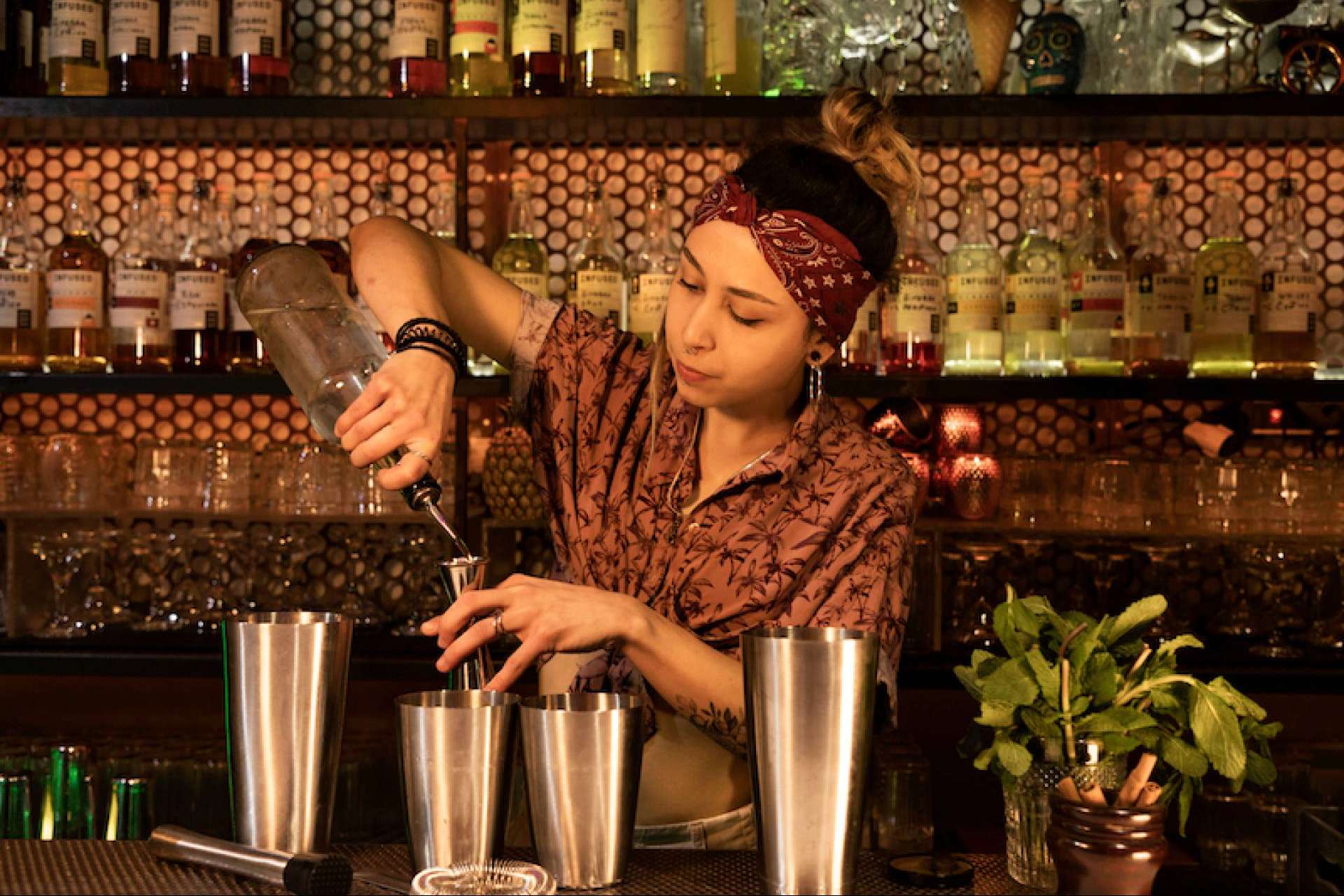 ESCOM permite formarse como Barmaid y promueve que mujeres ganen terreno en el sector del bartending