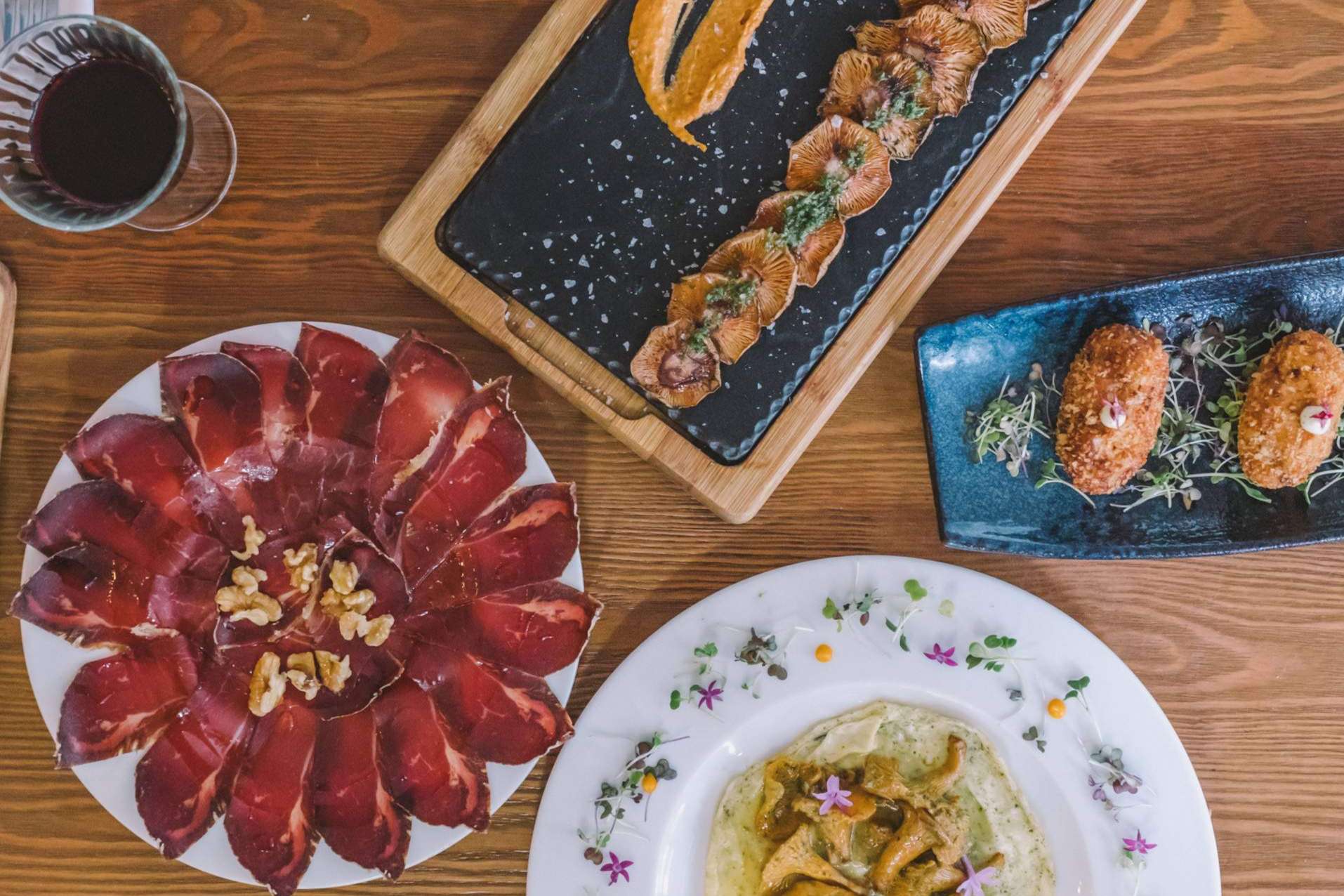 Encontrar especialistas en carnes y verduras a la brasa es posible en el restaurante Vic Brasería