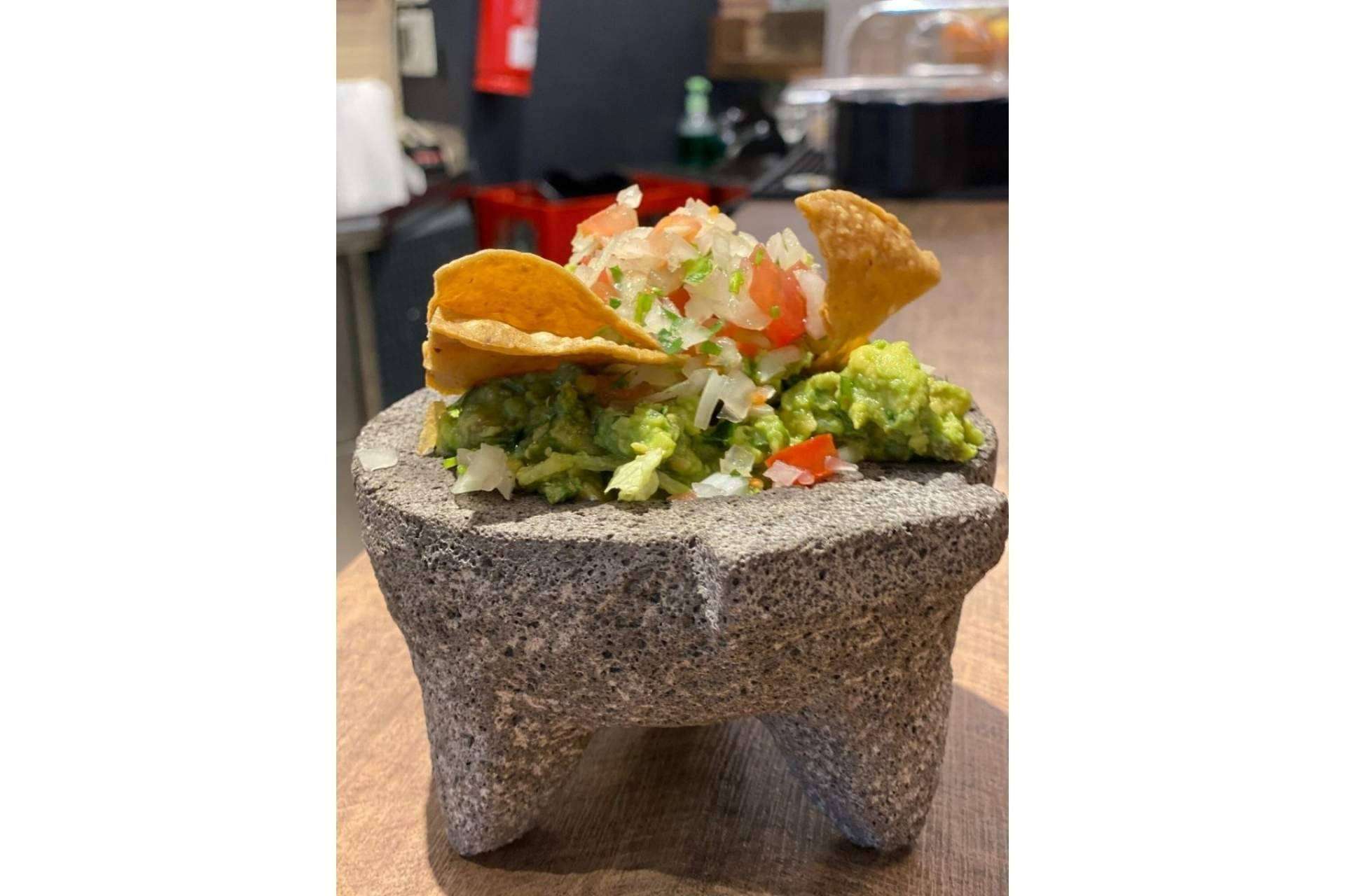 Degustar auténtico guacamole en el restaurante mexicano La Llorona