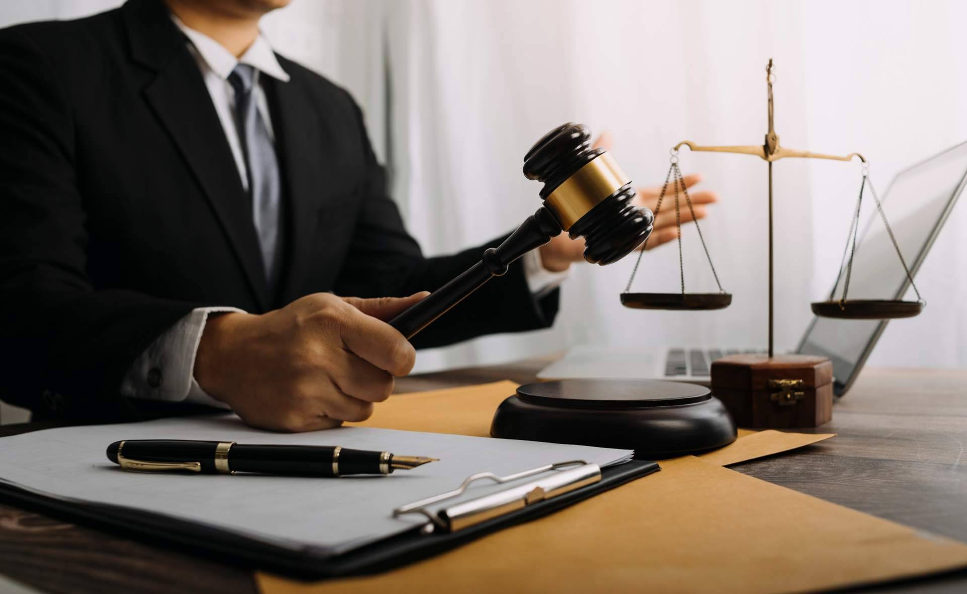 En Royal Mediter Group cuentan con la mejor asesoría jurídica en Sevilla y Valencia