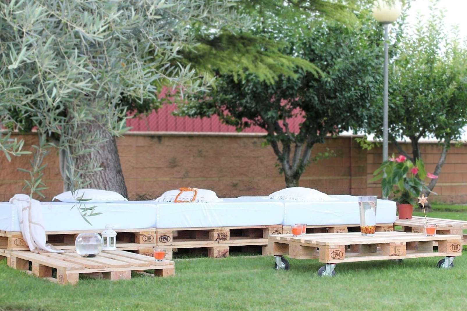 Palets Online cuenta con múltiples combinaciones de palés para chill out tanto para hostelería como terrazas de uso particular