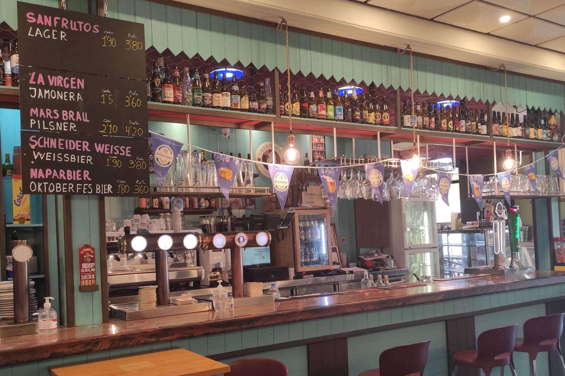 La experiencia de degustar una gran variedad de cervezas artesanas e internacionales en Elixyr Beer Bar