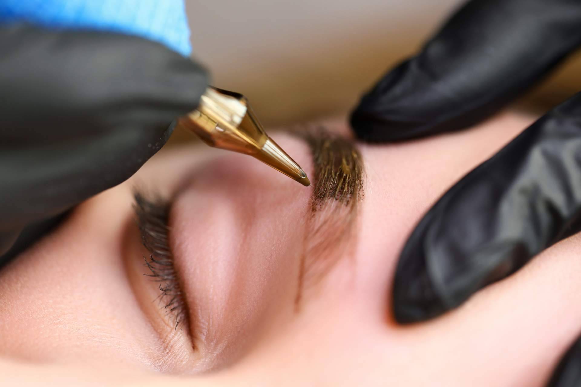 En Clínicas Dr. Pelo, mediante el microblanding se puede llevar a cabo el diseño de cejas 3D