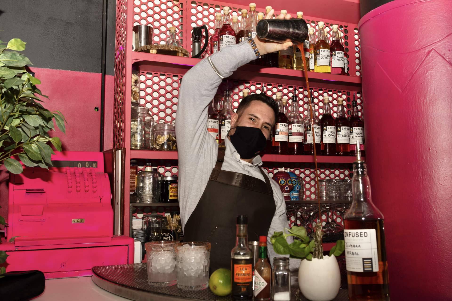 La coctelería con su propia marca de alcohol artesanal en Madrid se llama Enbabia Infused