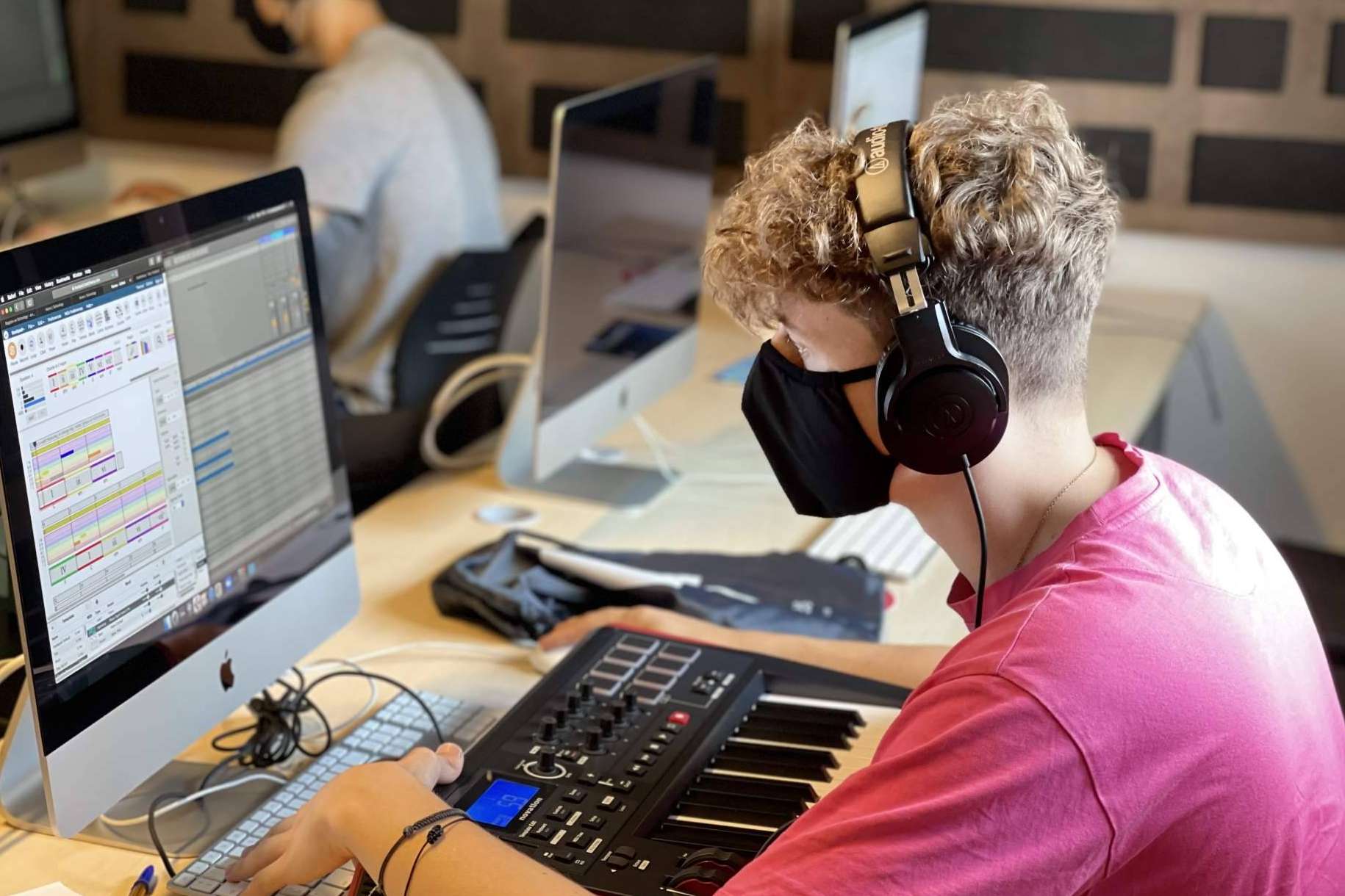 Estudiar en la escuela de producción musical, EUMES, la cual se adapta a las nuevas necesidades del mercado