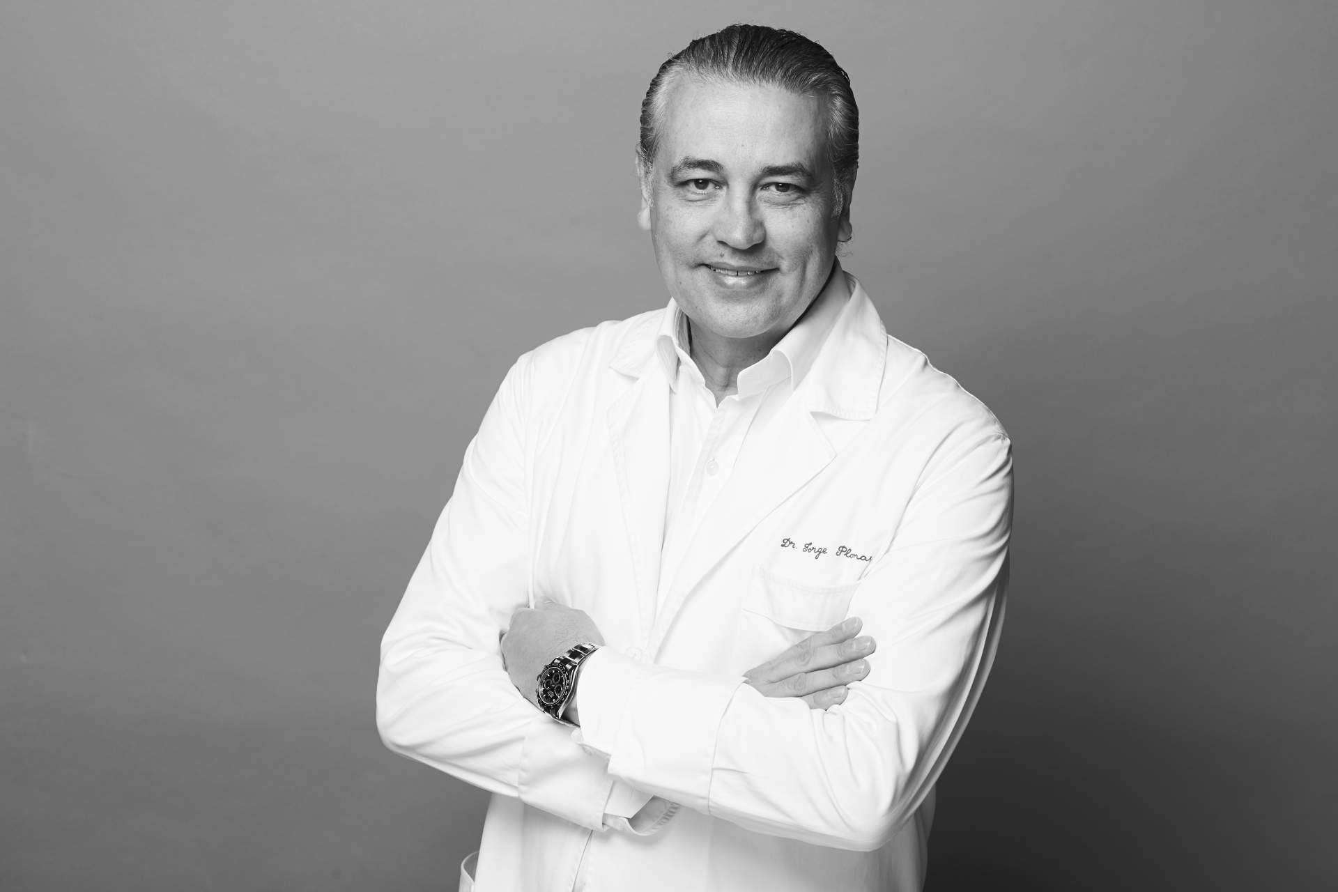 El Dr. Jorge Planas realiza procedimientos de remodelación corporal