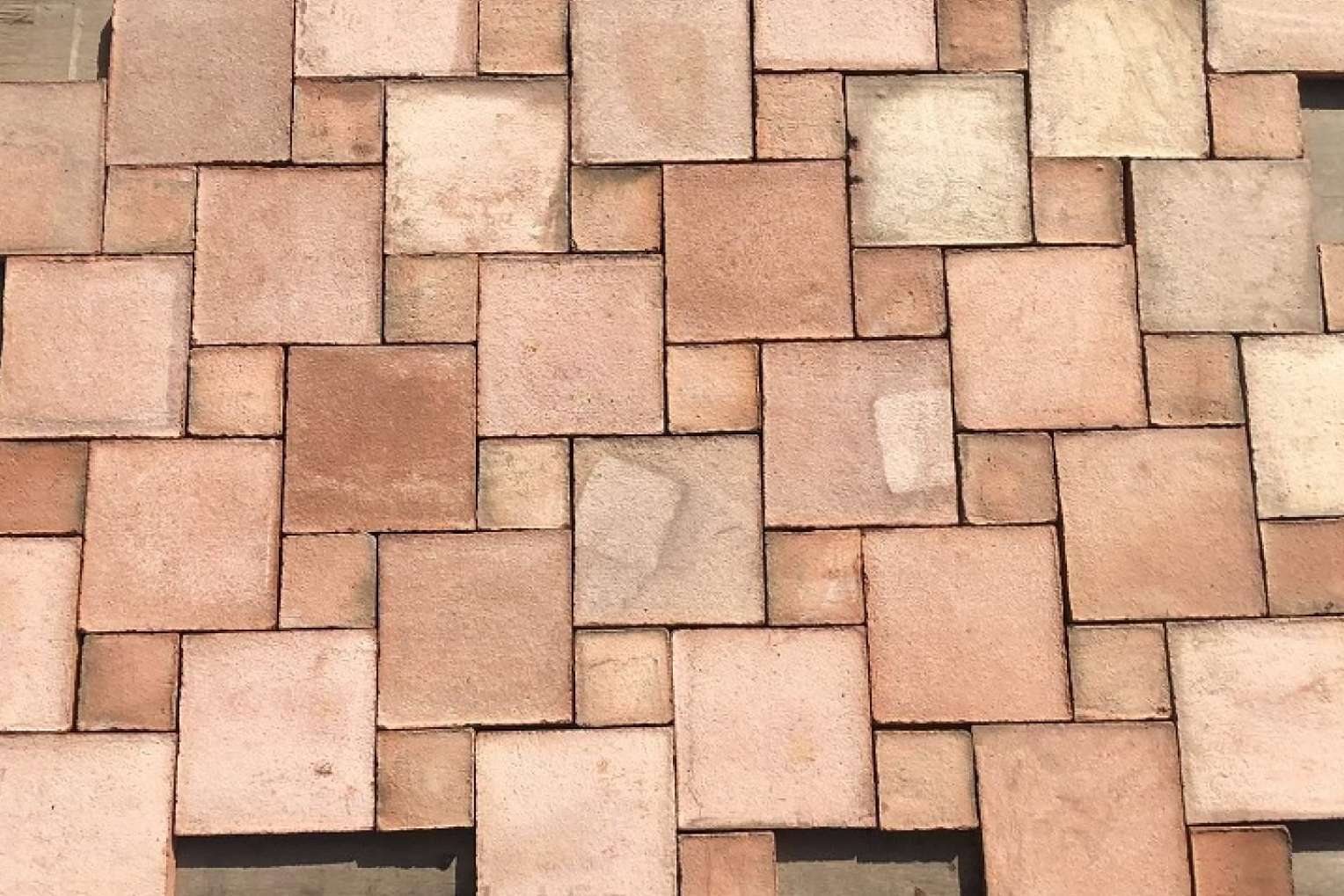Materiales Artesanales cuenta con profesionales en la fabricación artesanal de suelos de barro cocido
