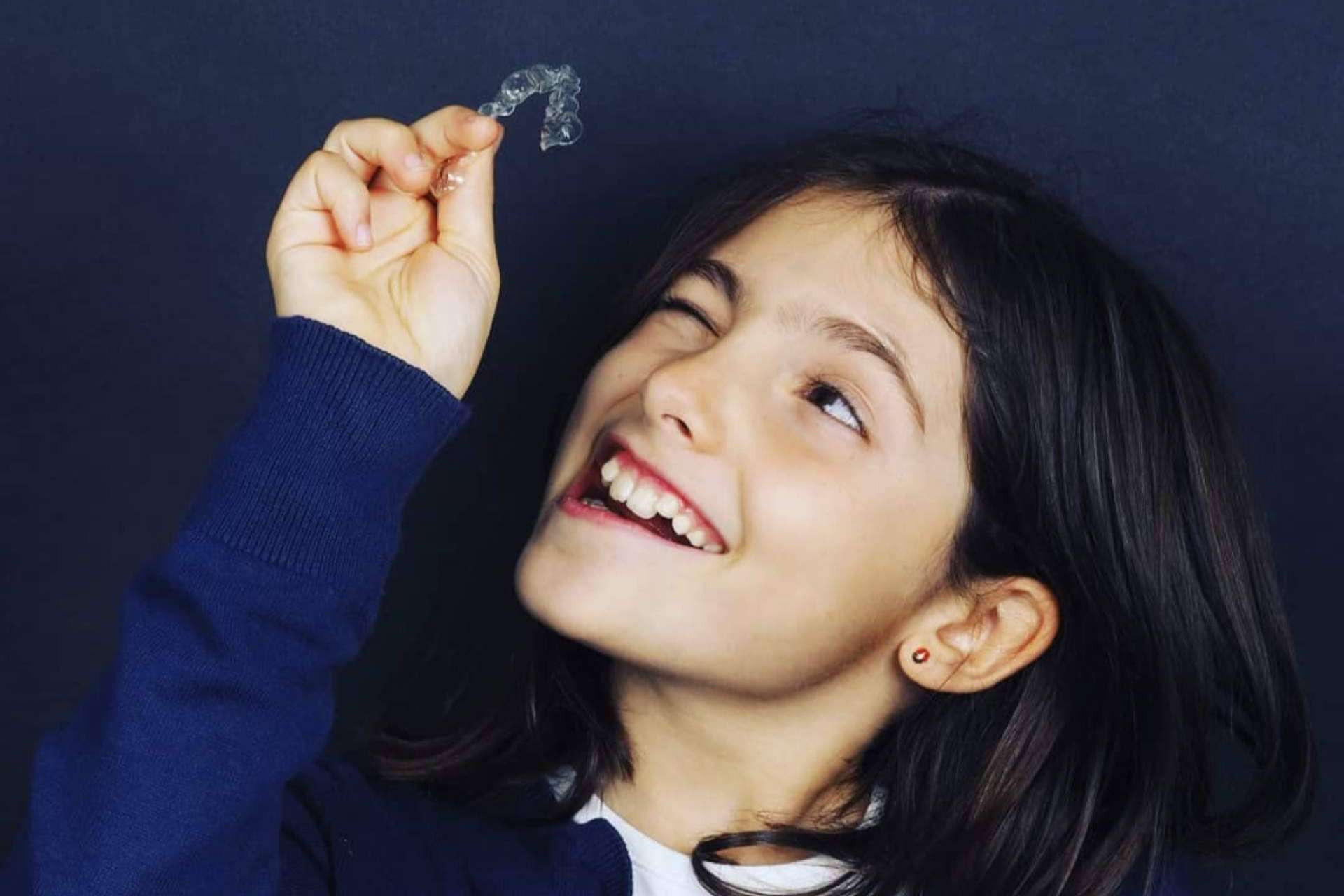 El tratamiento con Invisalign® que ofrece la Clínica Dra. Mariana Sacoto Navia permite cuidar la sonrisa desde niñ@s