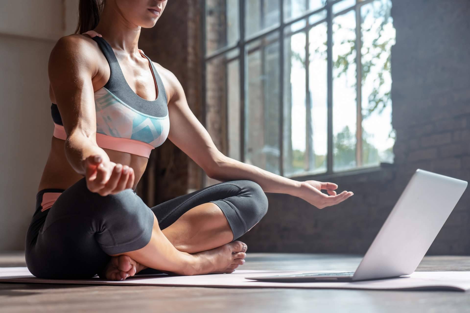 ¿Cómo es el curso online de profesor de yoga que ofrece el Centro de Yoga Kavaalya?