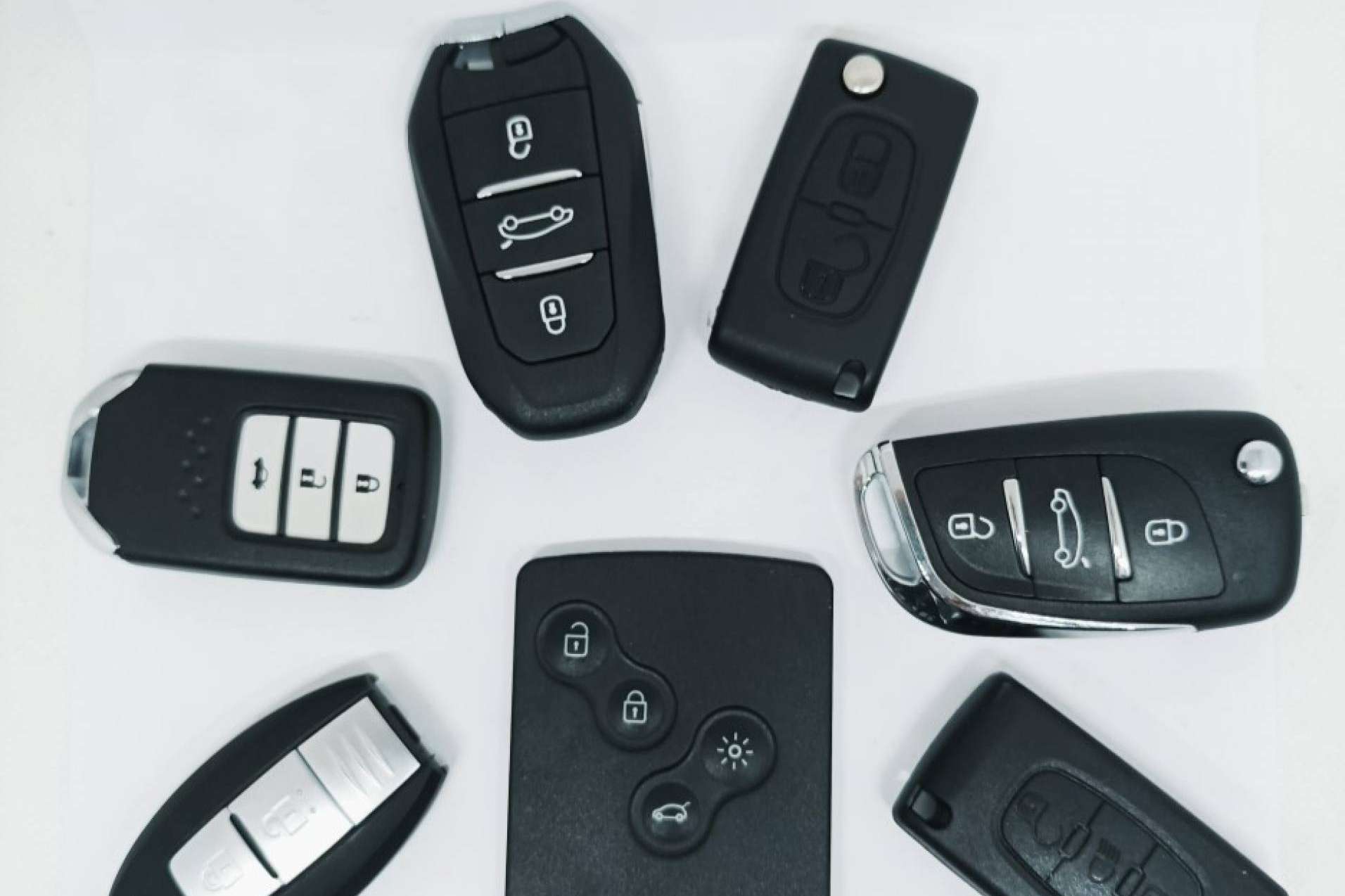 EGINER cuenta con técnicos expertos en realizar una copia llaves de coche en Barcelona