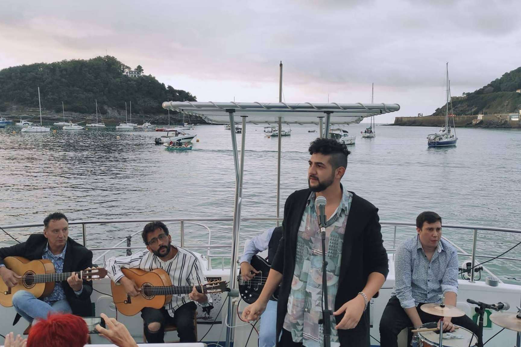 Vivir una experiencia inolvidable con música en directo a bordo del Catamarán Ciudad San Sebastián