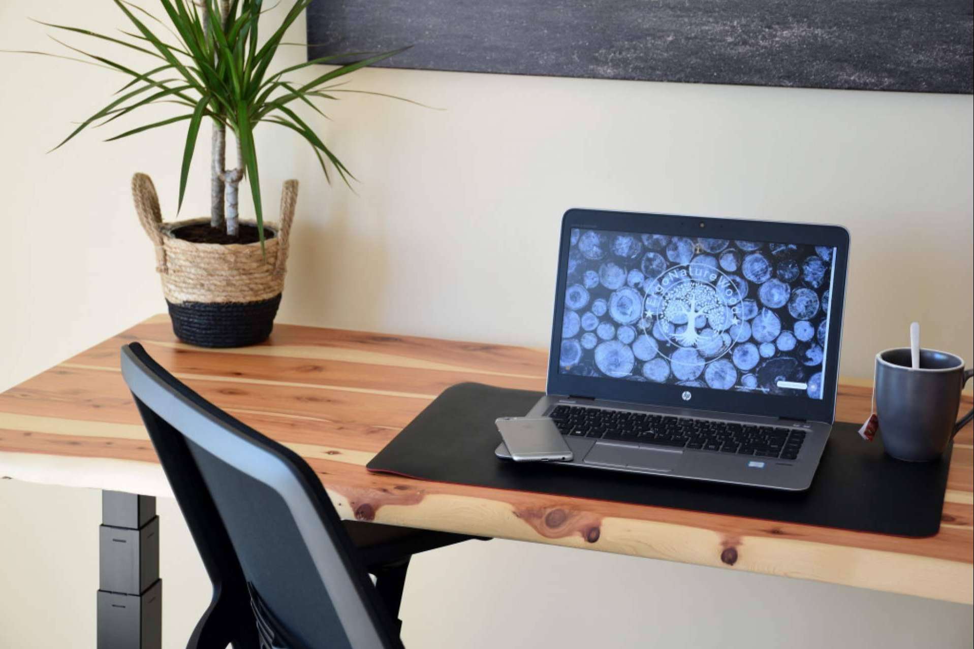 ErgoNatureWood presenta el escritorio elevable ergonómico y de madera natural maciza