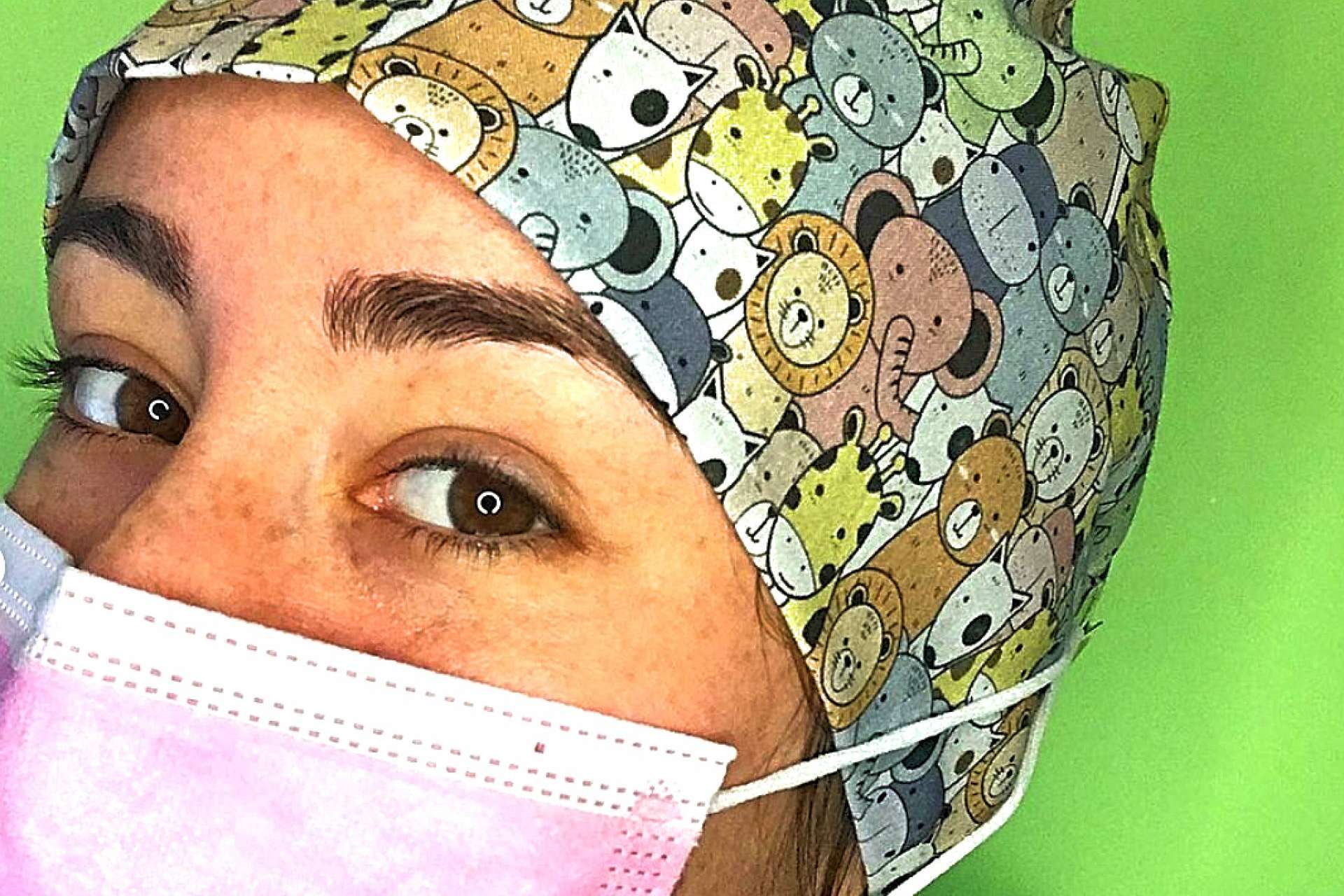 Las ventajas de la sujeción de la mascarilla para gorritos sanitarios creadas por Cuidamos