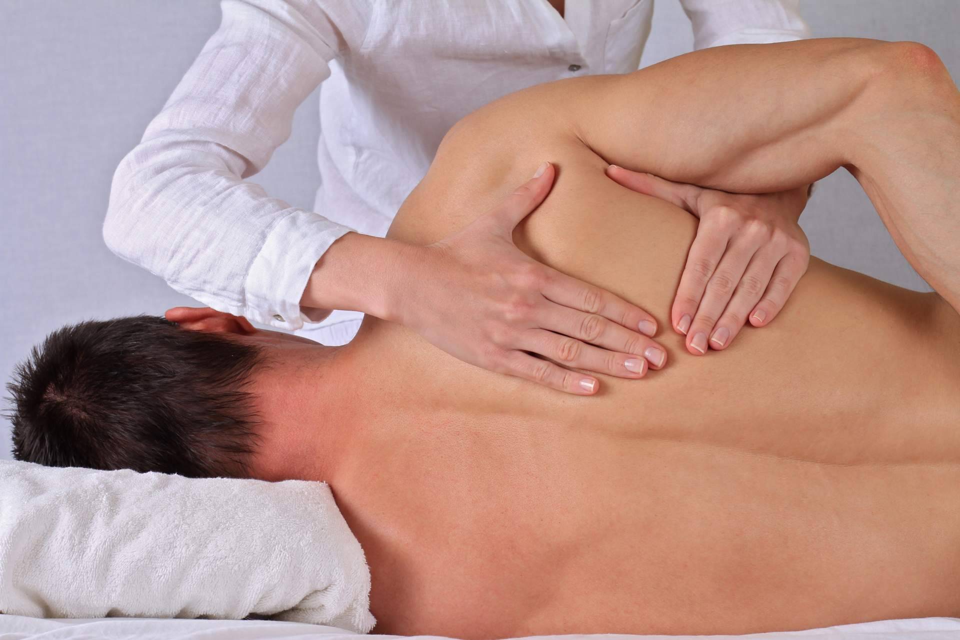 ¿Qué es la osteopatía y cómo puede ayudar a mejorar las dolencias?, por Clínica Viasalud