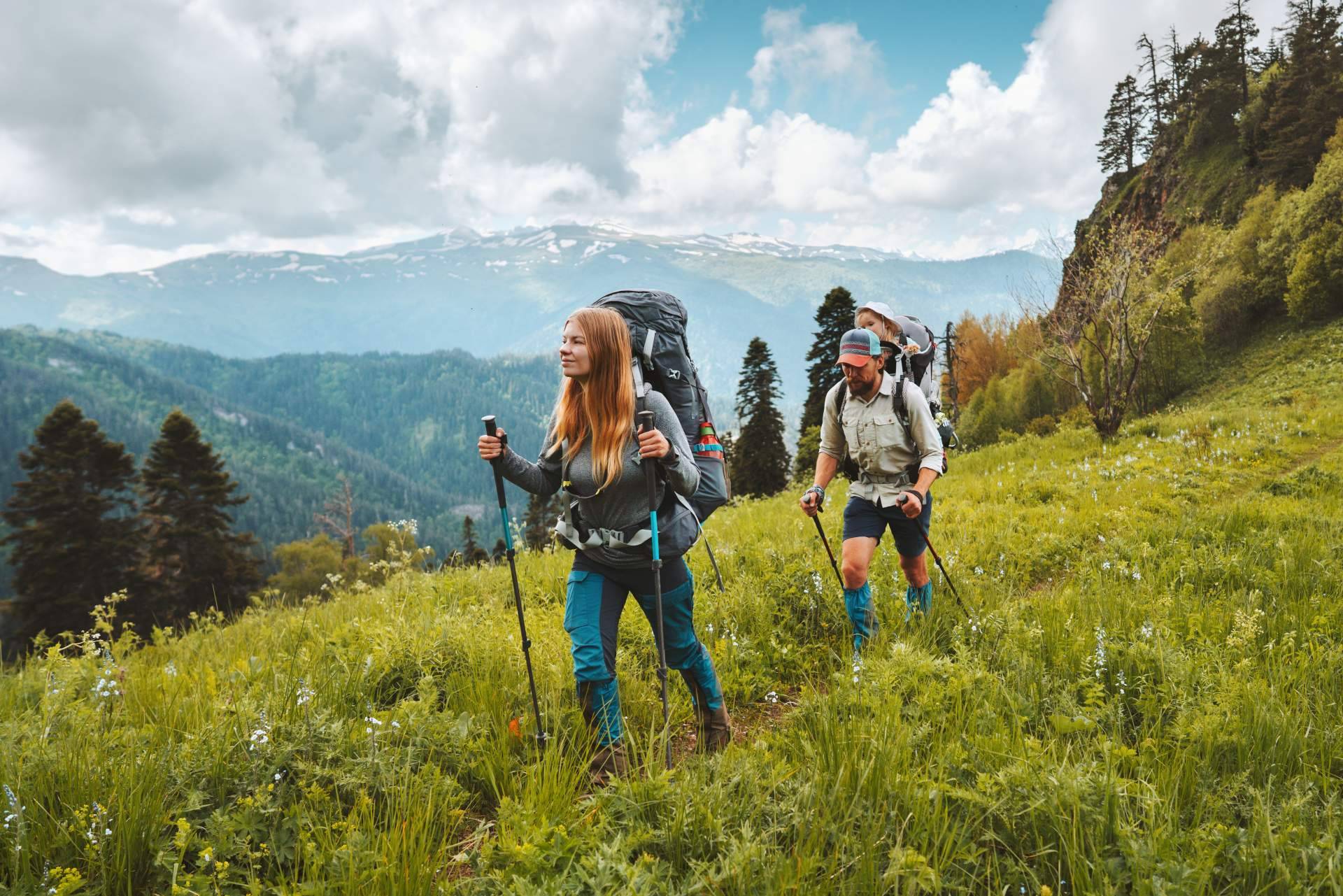 La equipación perfecta para hacer trekking fabricada con materiales reciclados para disminuir el impacto medioambiental