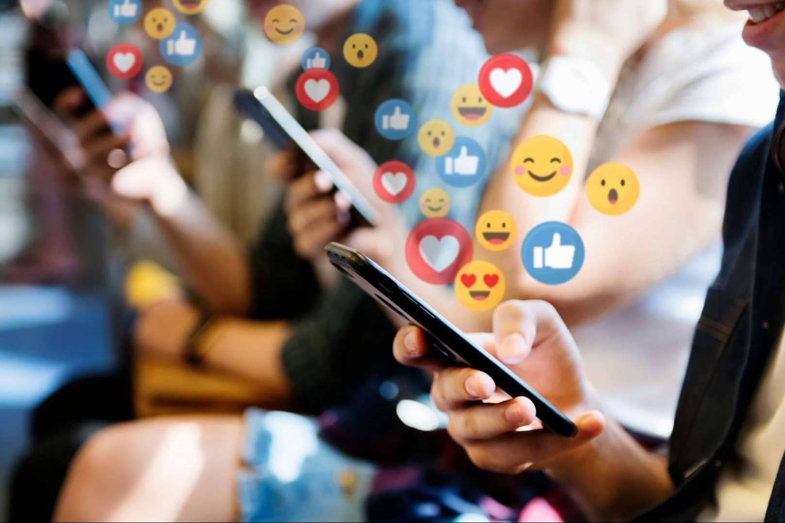 Para captar clientes es importante tener presencia en social media, según RoCX Marketing