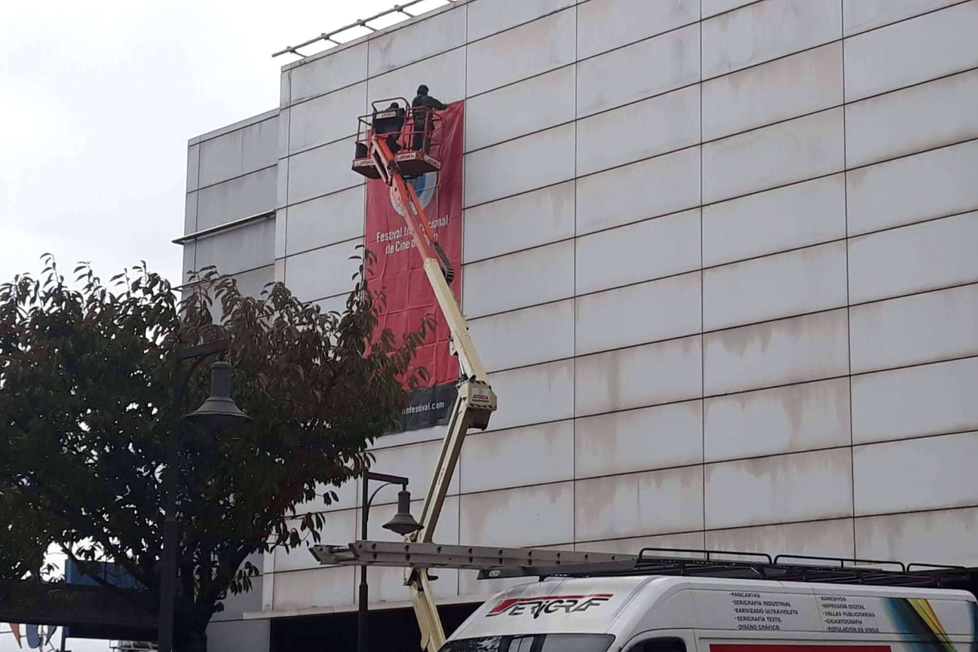 Las plataformas elevadoras, una maquinaria polivalente necesaria en muchos sectores