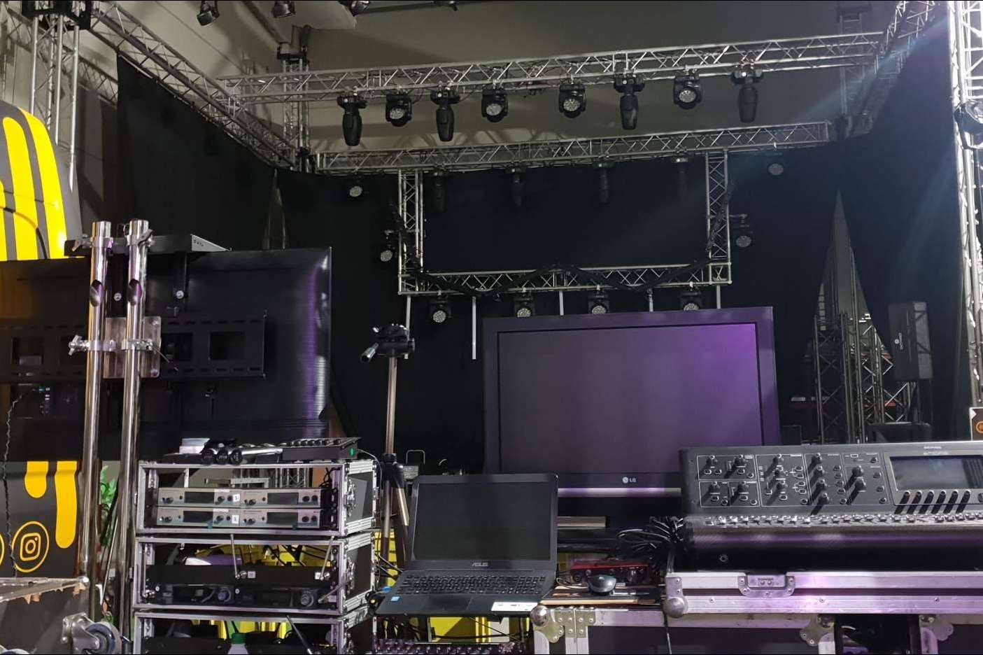 Servicios de alquiler equipos de sonido, iluminación y audiovisuales para fiestas y eventos de DCPRO