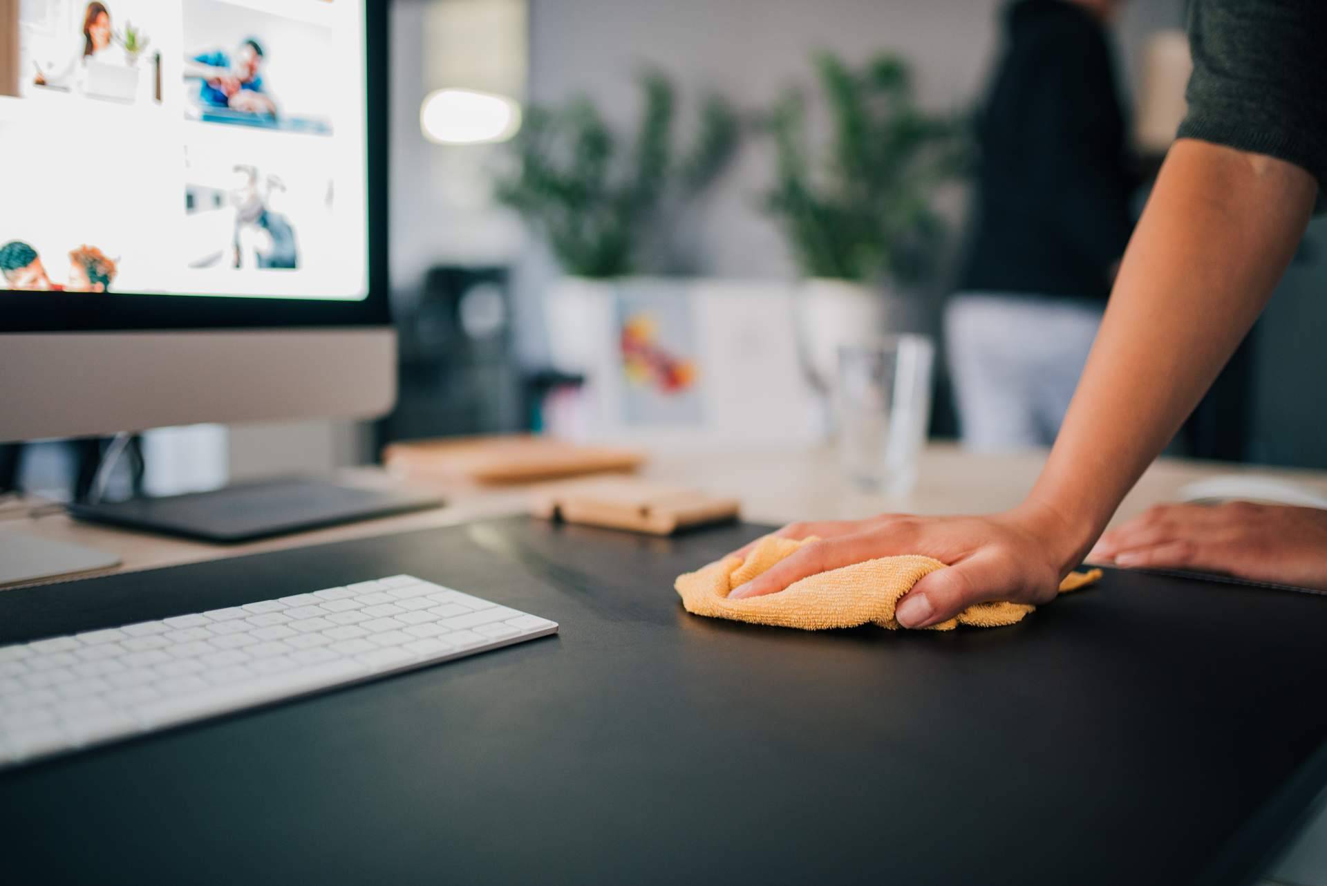 ¿Cuáles son los beneficios de tener la oficina limpia y de su impacto en la productividad?