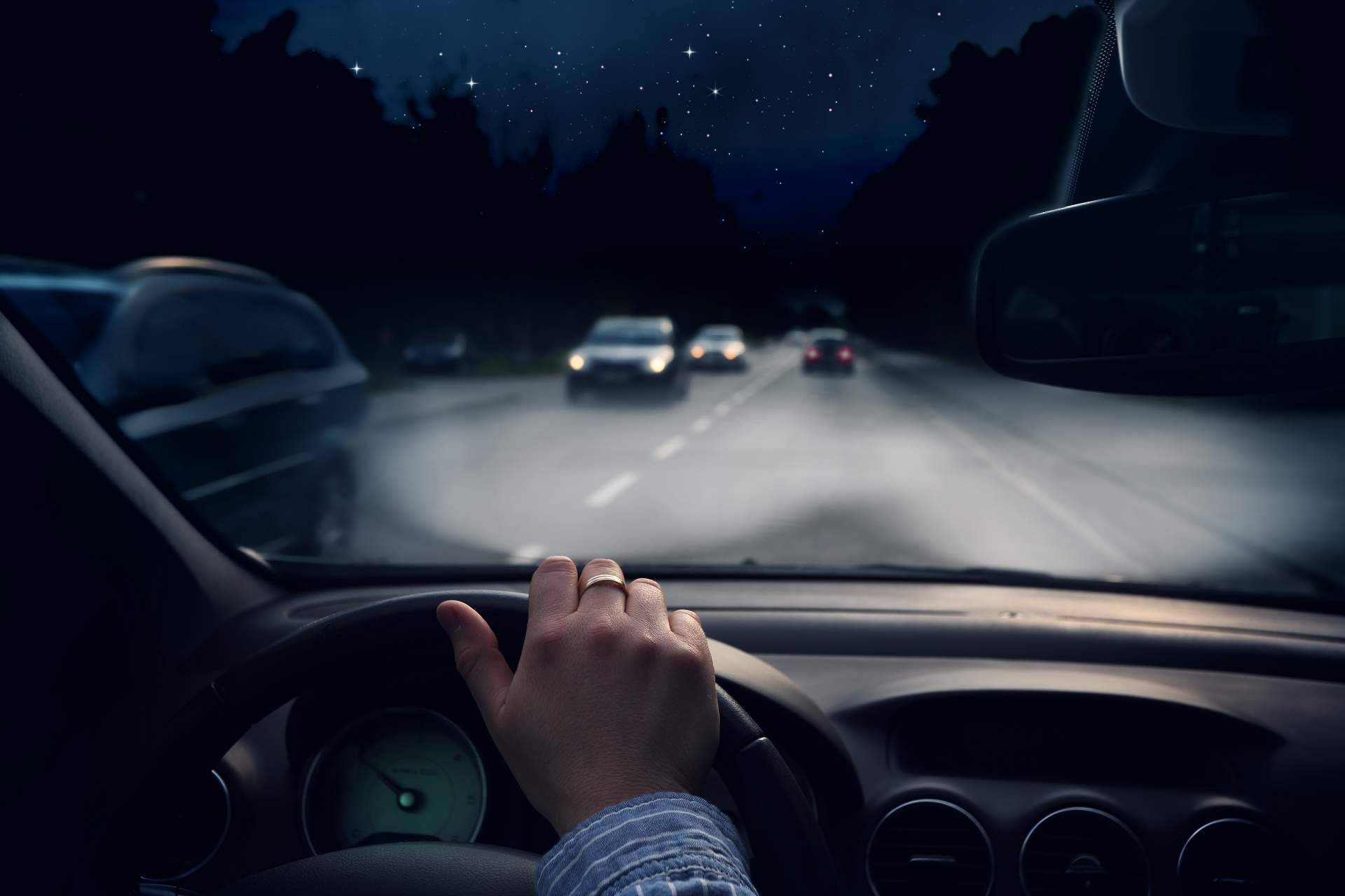 ¿Cuáles son los riesgos y beneficios de conducir de noche? Los consejos de SF Motor Premium