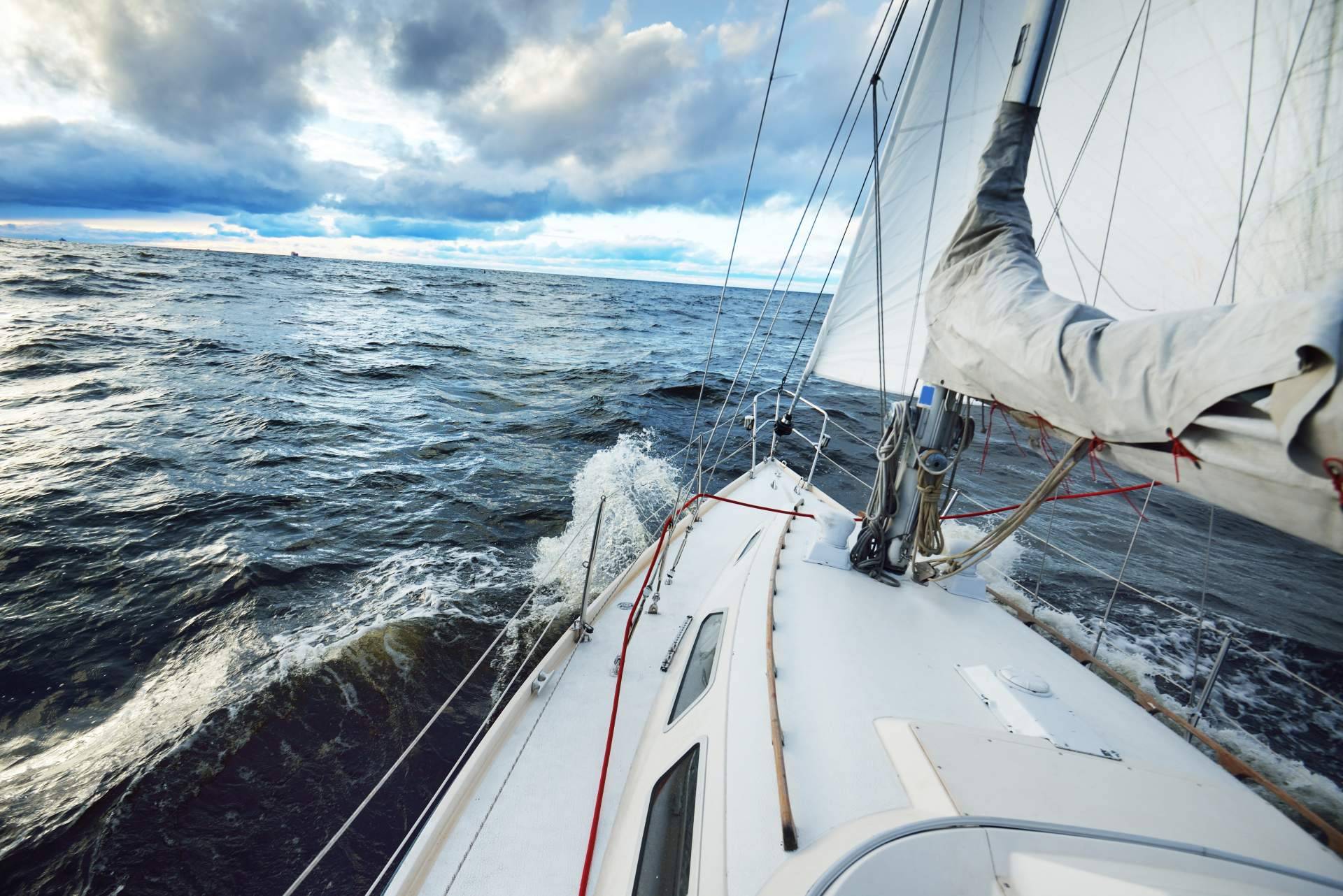¿Cómo conseguir el título de patrón de barco con la Academia Náutica Marinos?